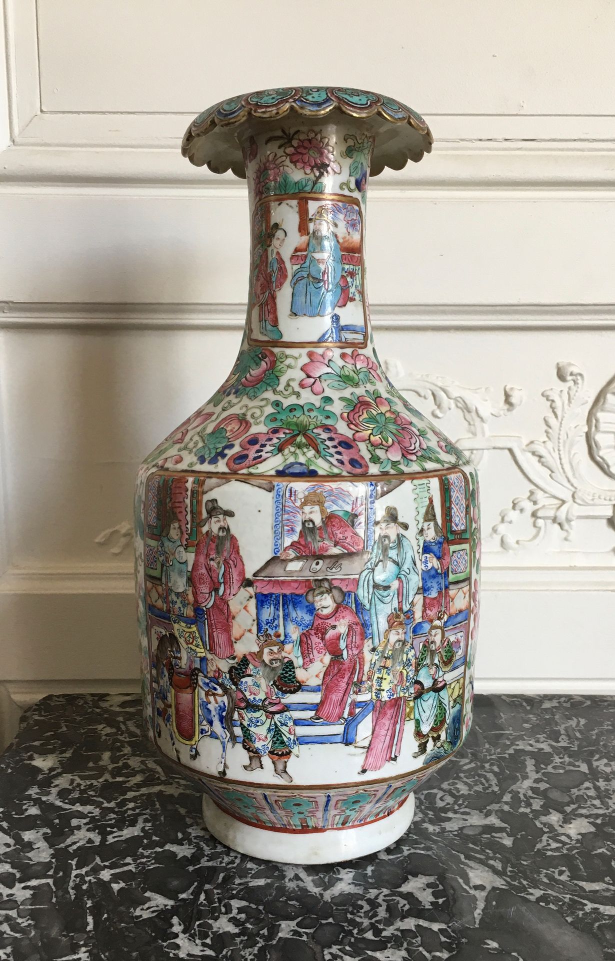 Null 中国 大瓷器柱形花瓶，装饰有战斗场景的奖章，白底多色花。 19世纪末 高：43厘米（底座下有穿孔）