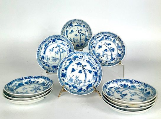 Null CHINA Suite von elf Untertassen aus Porzellan mit weißem und blauem Dekor d&hellip;