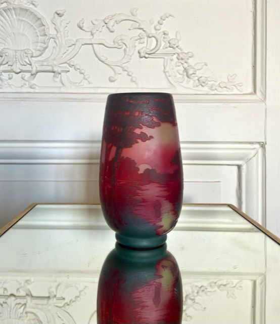 DE VEZ (Camille TRUTIE DE VARREUX (1872 1942) Vase en verre gravé dégagé à l'aci&hellip;