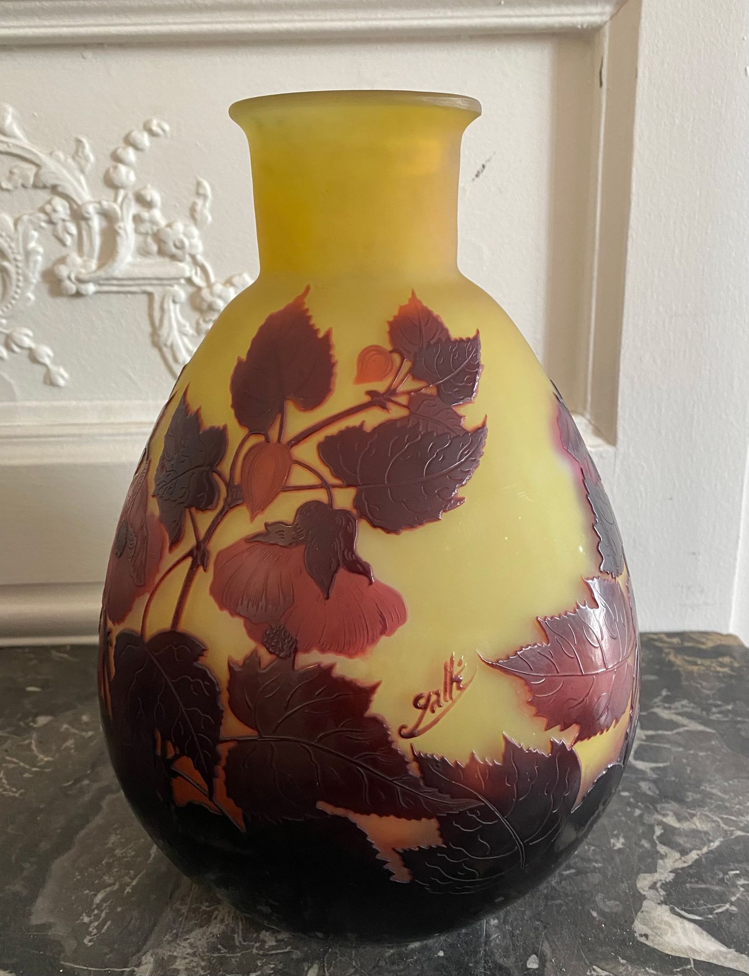 Null ETABLISSEMENT GALLE 球形大花瓶，颈部有小折边，采用酸性蚀刻的罂粟花玻璃。在装饰中签名。 高：28厘米。 状况良好。