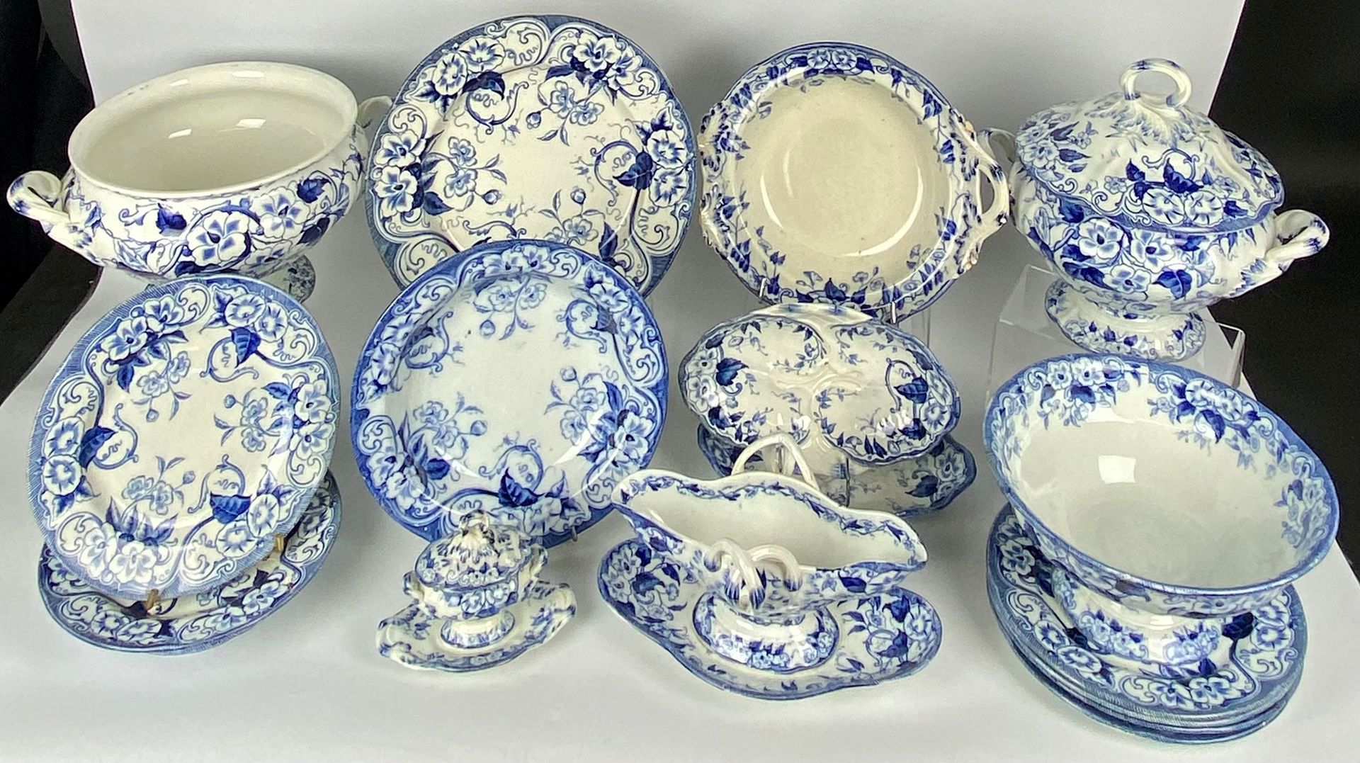 Null CREIL ET MONTEREAU的餐桌服务模型Flora为蓝白陶器，包括...。 - 1个有盖汤锅 - 1个蔬菜盘 - 1个酱缸 - 2个rame&hellip;