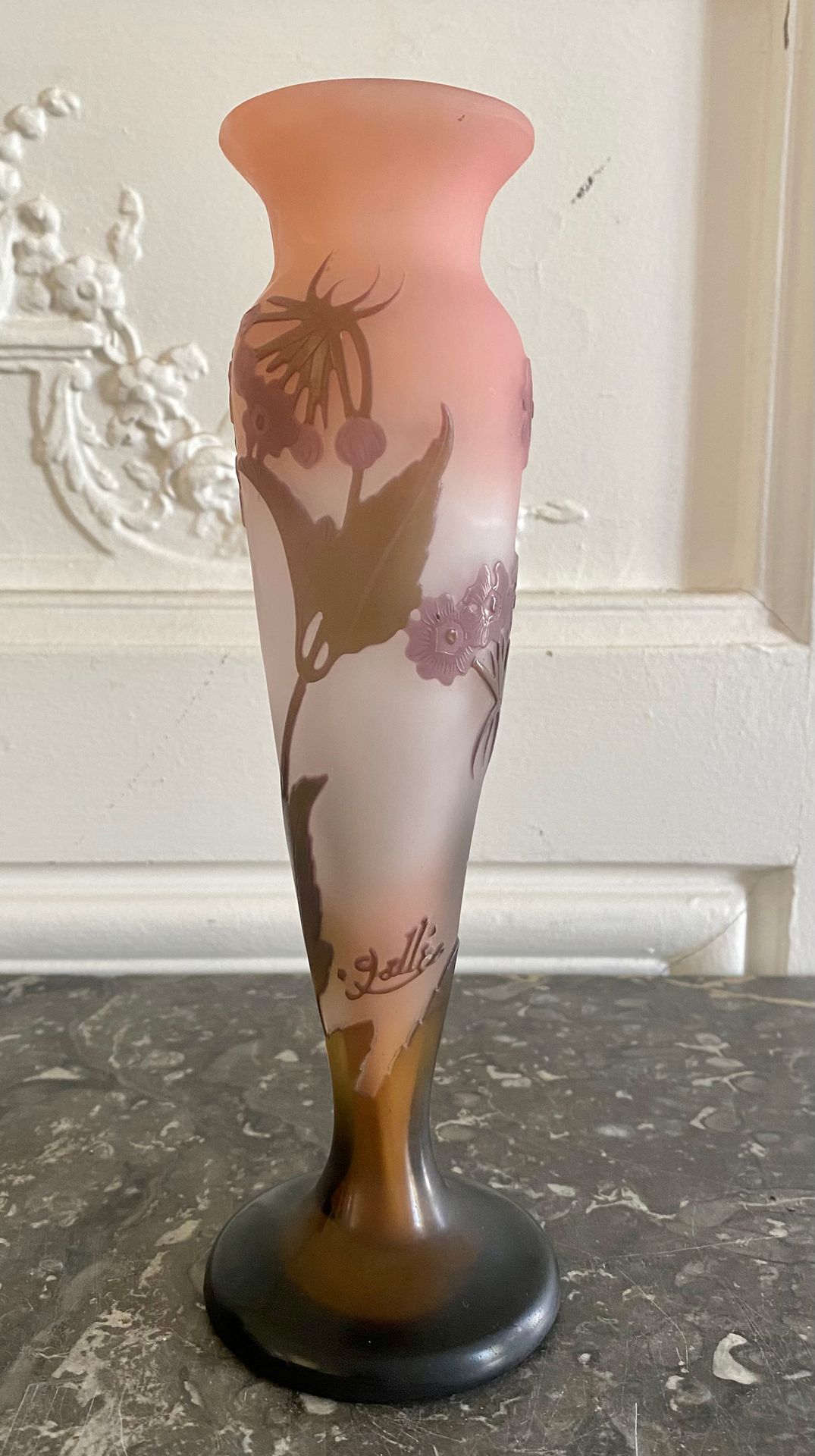 Null ETABLISSEMENT GALLE 酸蚀玻璃花瓶，粉红色背景上的淡紫色和棕色花朵和叶子，已签名 高度：23厘米