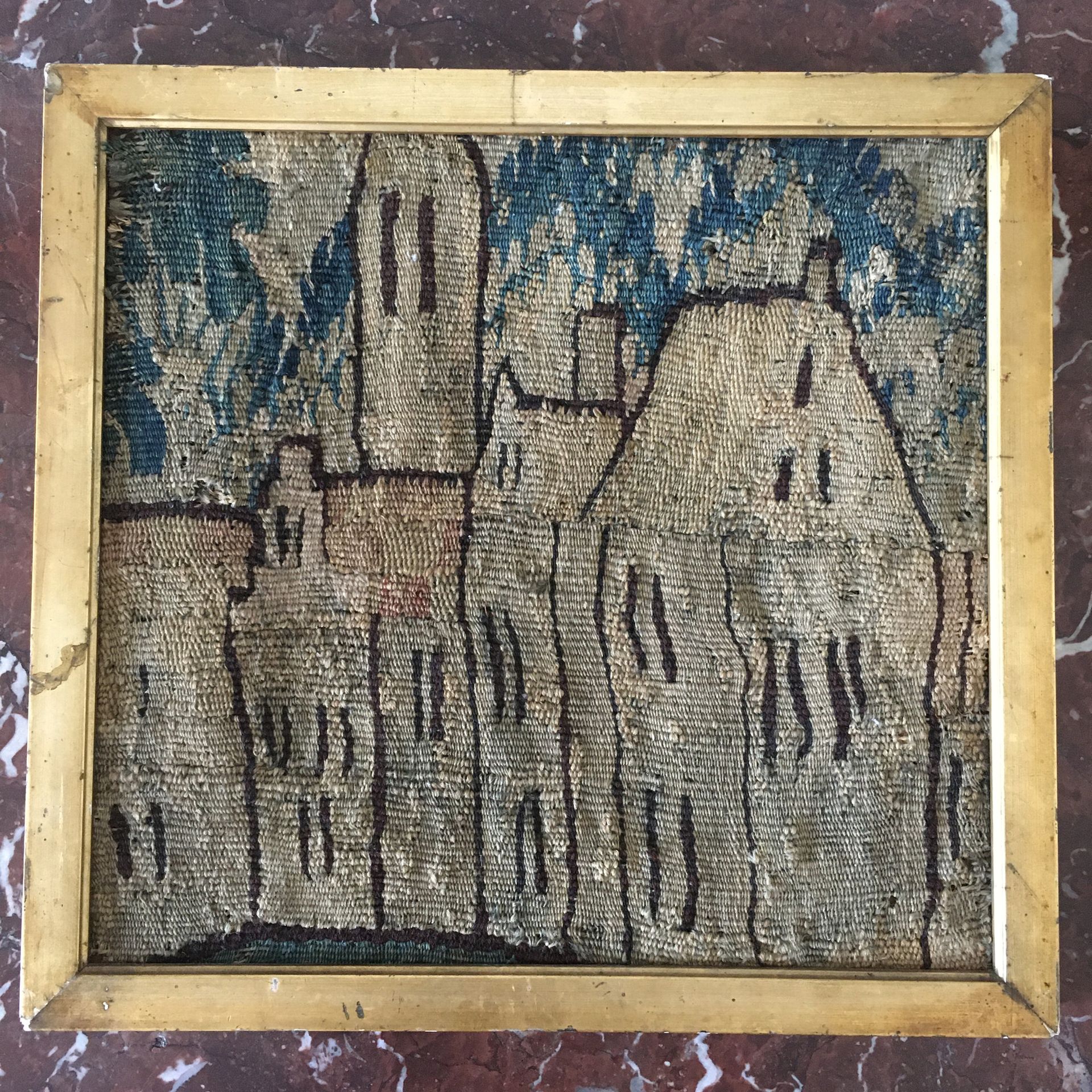 Null 镶嵌在木质框架上的中世纪村落的狼绒布碎片。 16世纪，28 x 30厘米