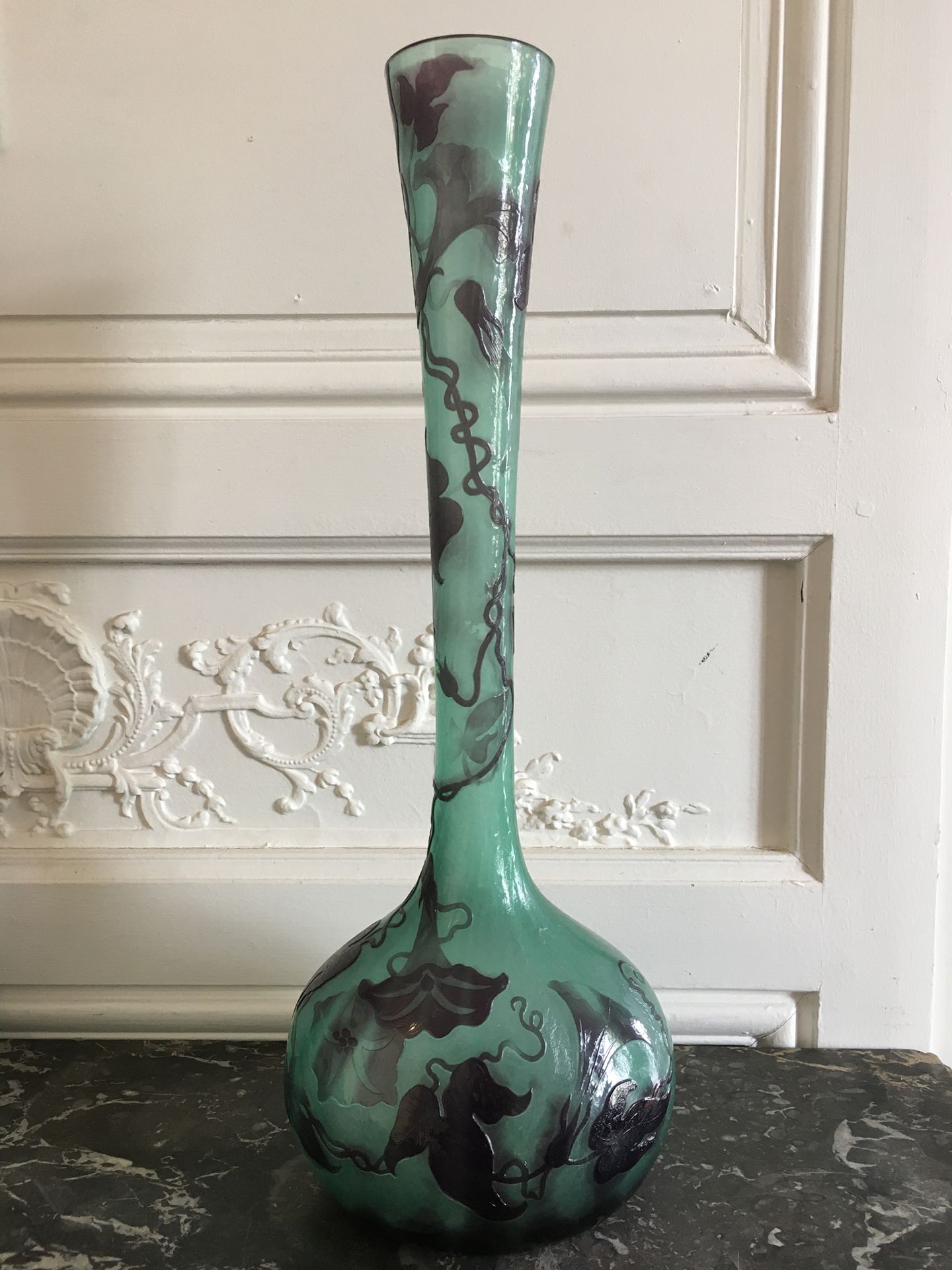ETABLISSEMENT GALLE (attribué à) Grand vase à long col en verre gravé vert d'eau&hellip;