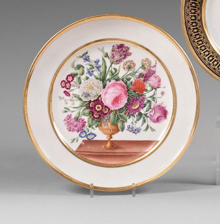Null 巴黎 瓷盘上有多色装饰，中心是夹板上的花瓶中的大花束，翼上有金丝纹。19世纪，约1830-1850年。 D. 23,5 cm.