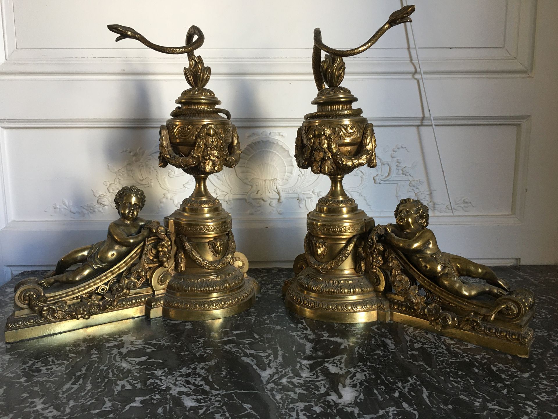 Null 一对铜制镀金和凹槽灯，装饰有蛇的古董壶，一个躺在斜坡上的普陀。拿破仑三世时期 高：46厘米 宽：40厘米