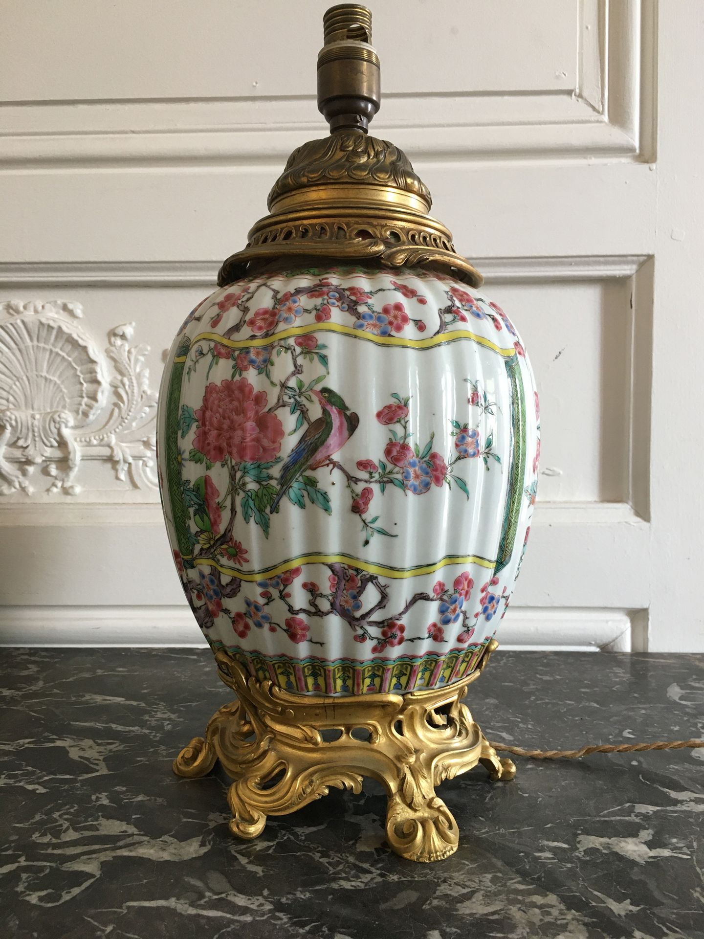 Null 中国 瓷器花瓶，用粉彩装饰的翠鸟和麻雀，栖息在卷轴背景的盛开的牡丹花枝上。鎏金铜的安装。雍正时期（1723-1735） 高：37厘米 注：19世纪末，&hellip;