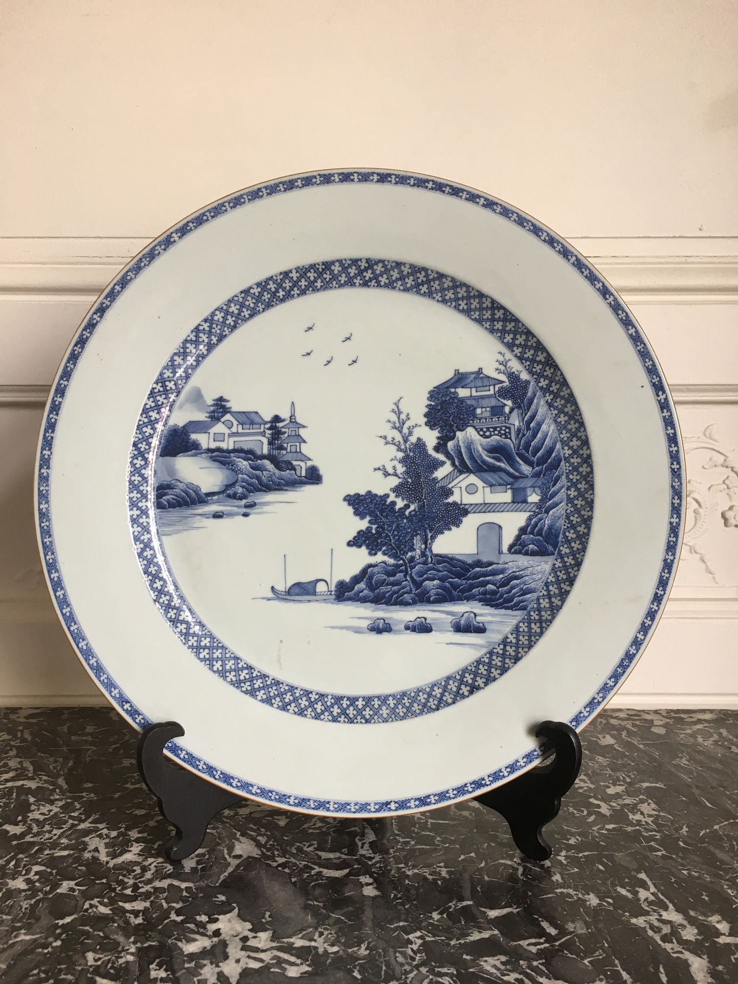 Null CHINE Grand plat circulaire en porcelaine décoré en bleu sous couverte d’ u&hellip;