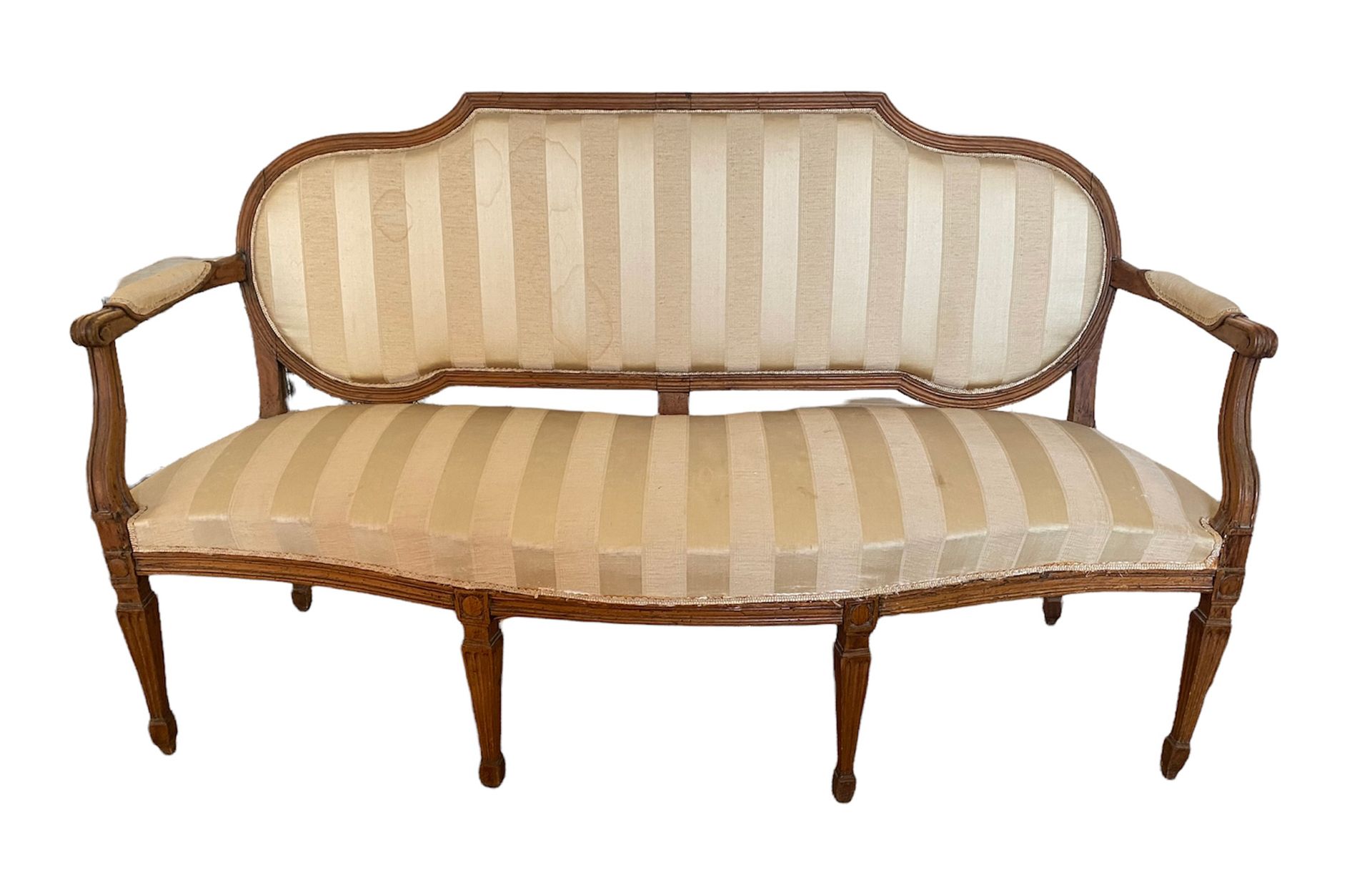 Null Un sofá de madera natural con respaldo plano, los brazos en consola, descan&hellip;