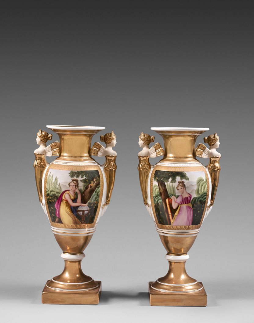 Null PARIS Paire de vases de forme balustre en porcelaine à décor polychrome de &hellip;