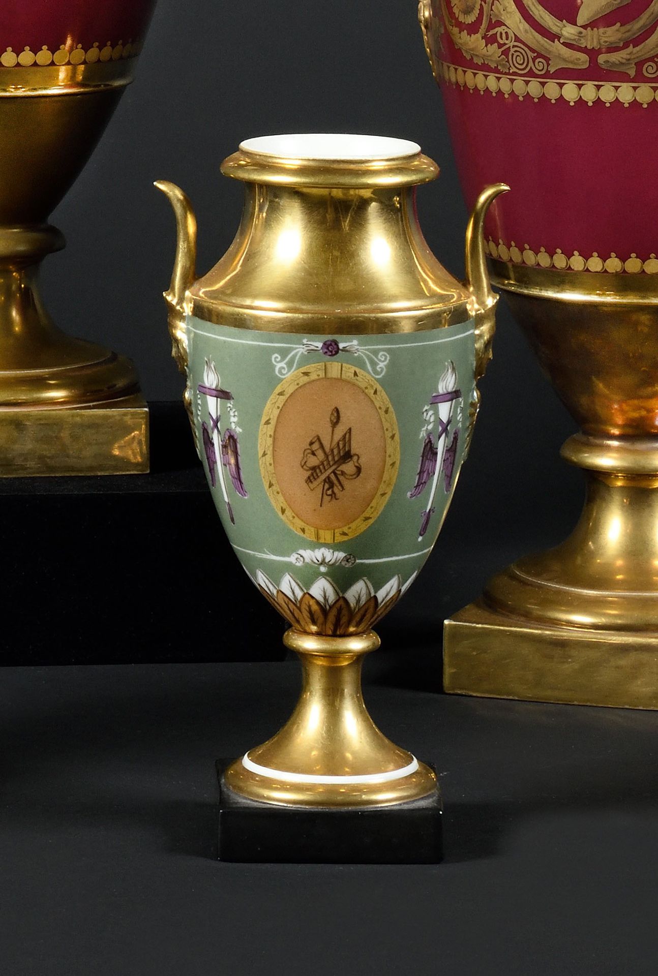 Null PARIS Vase de forme balustre en porcelaine à décor en grisaille sur fond be&hellip;