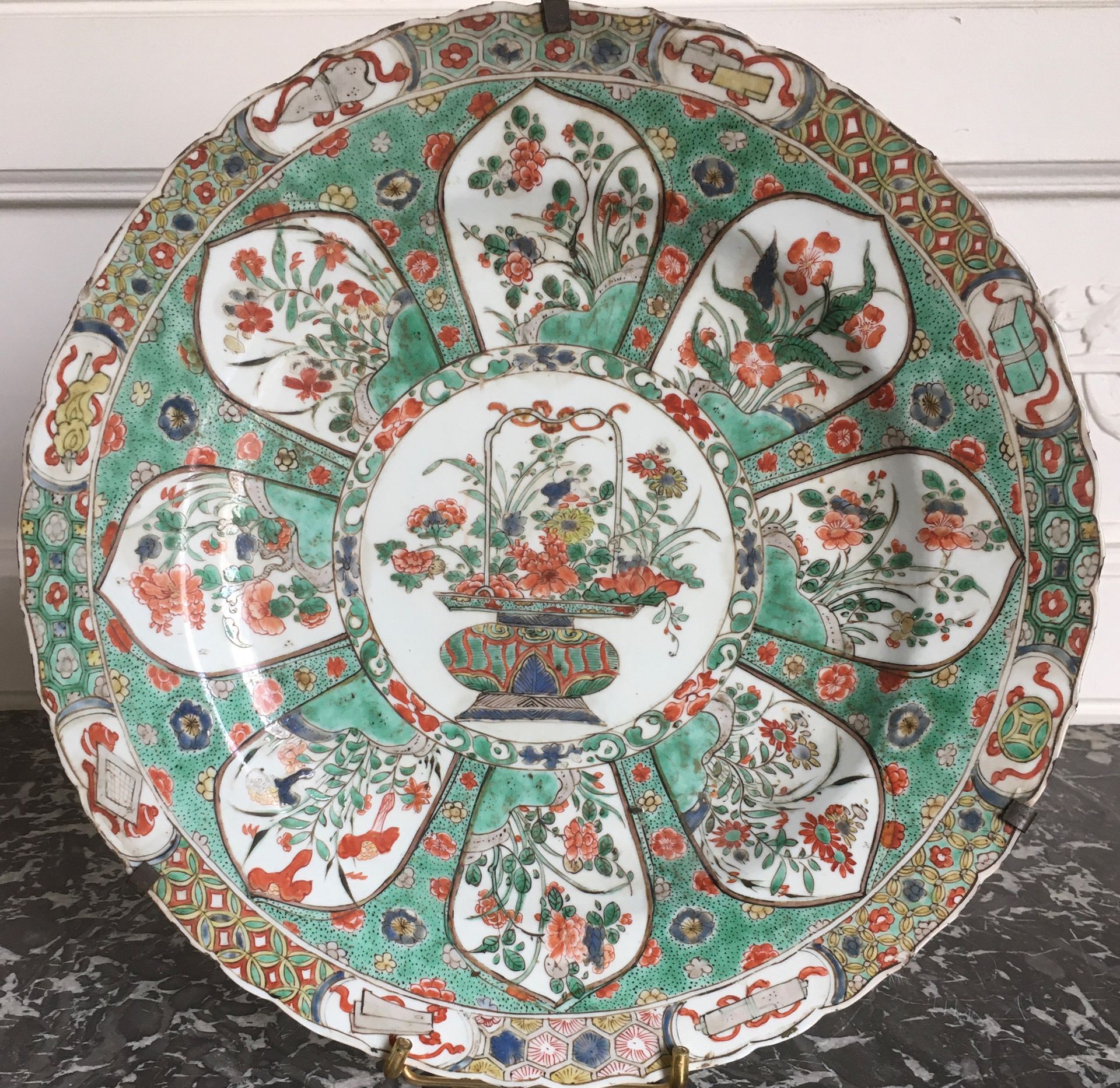 Null CHINA Round porcelain dish with contoured border decorated in enamels of th&hellip;