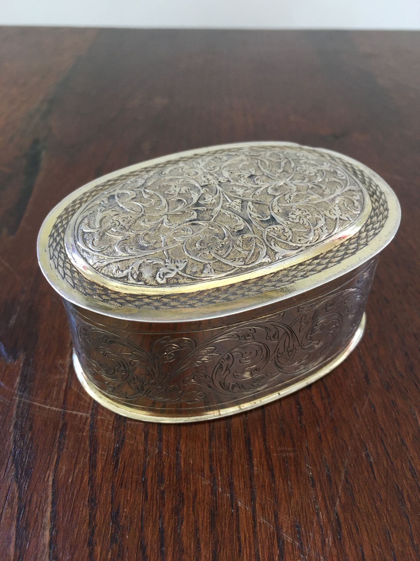Null AUGSBURG Hübsche ovale Dose aus vergoldetem Silber mit ziseliertem und grav&hellip;
