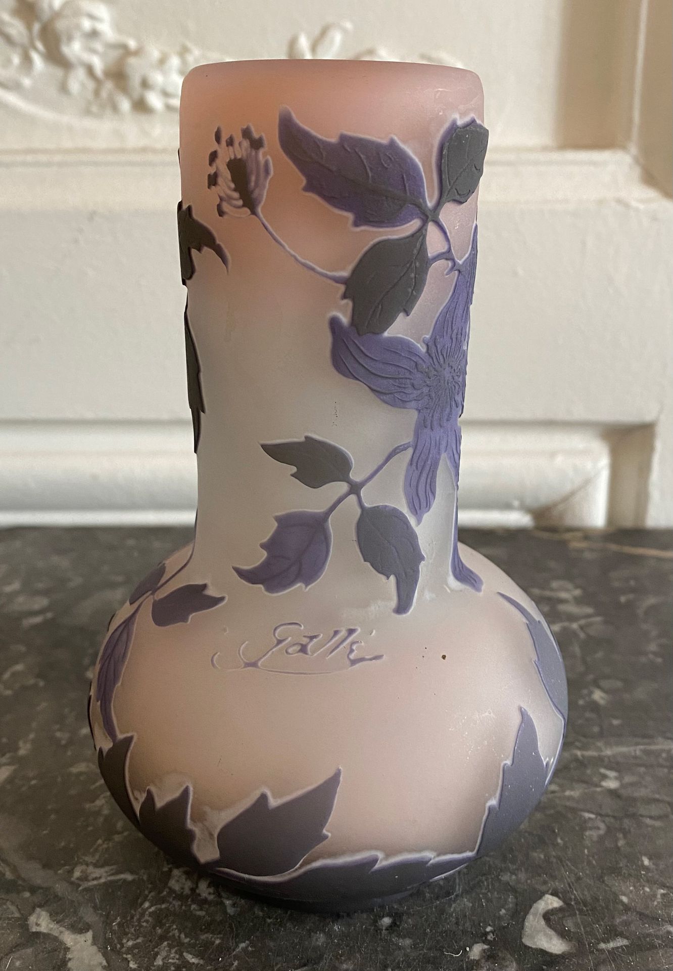 ETABLISSEMENT GALLE Vase de forme pansue à long col en verre gravé violine dégag&hellip;