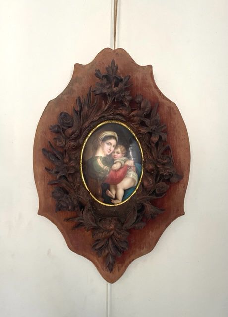 Null AFTER RAPHAEL 圣母与儿童 瓷盘上的绘画，有椭圆形的视图 木质框架，雕刻着丰富的花朵 40 x 28 cm 框架 16 x 12 cm 有&hellip;