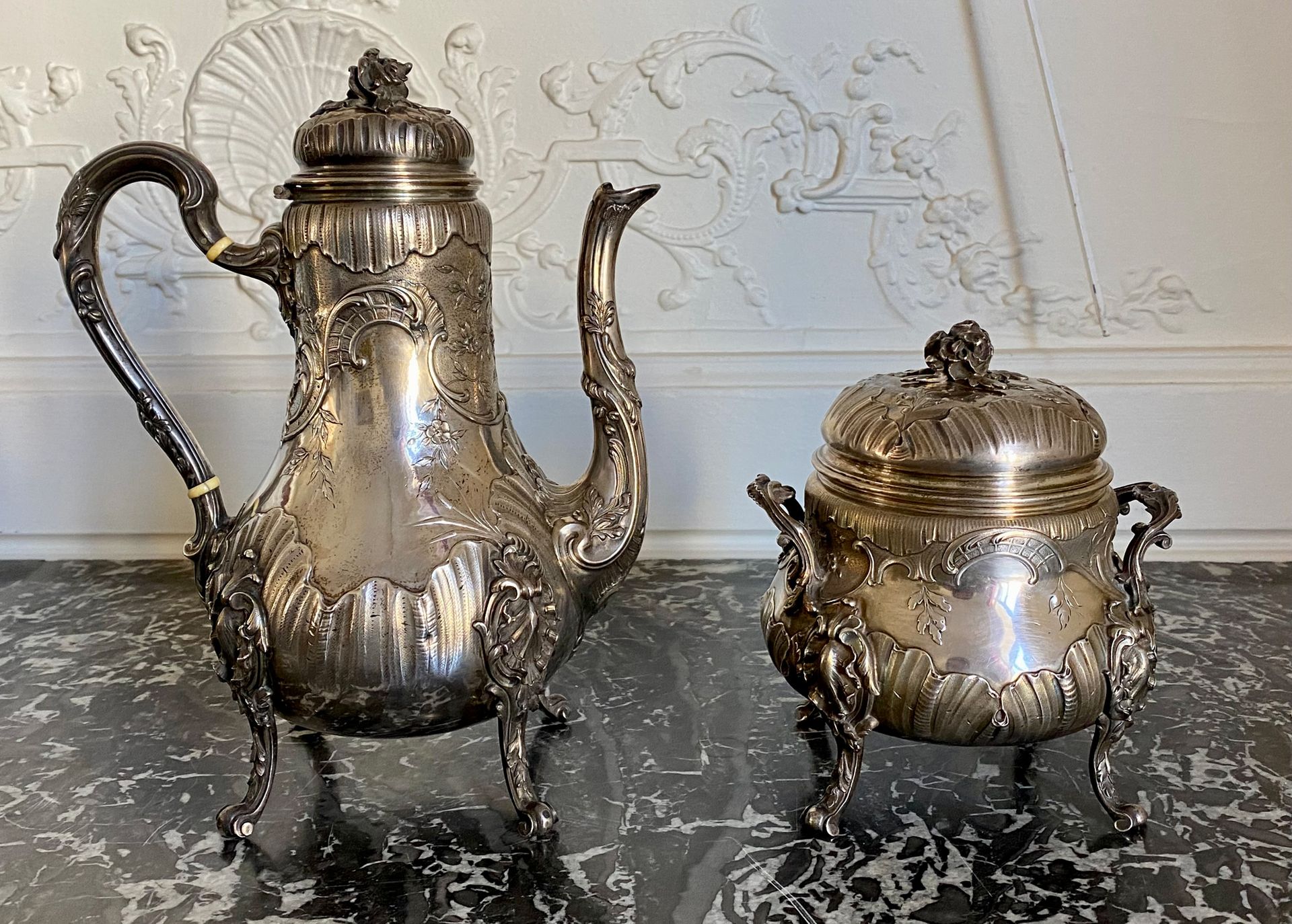 Null 银质凹凸纹茶壶和糖碗，有花卉装饰。米诺尔印记：TETARD 总重量：1320克