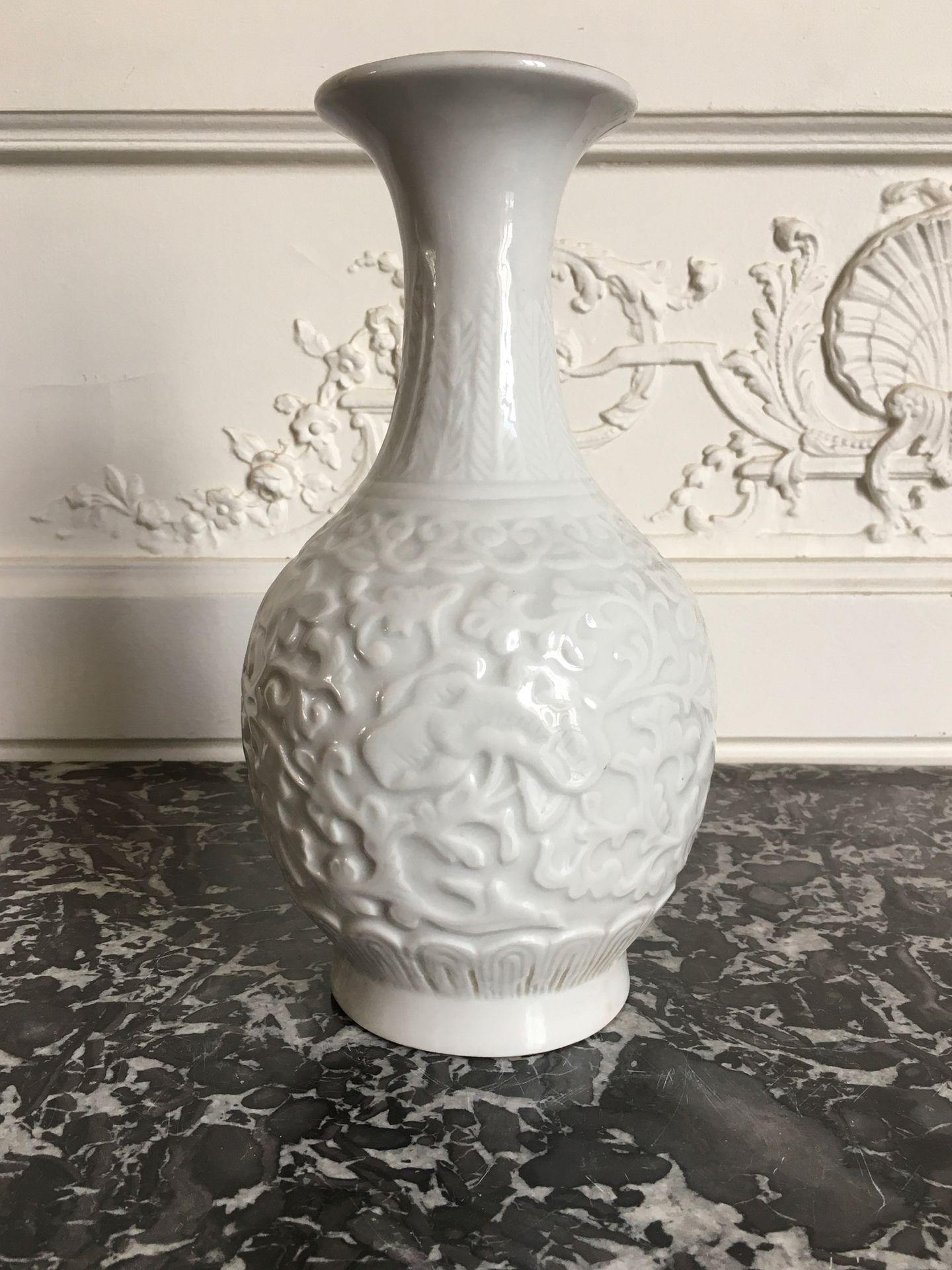 Null 中国 白色瓷器柱形花瓶，有轻浮的牡丹装饰。20世纪 高：27厘米（底座下有穿孔）