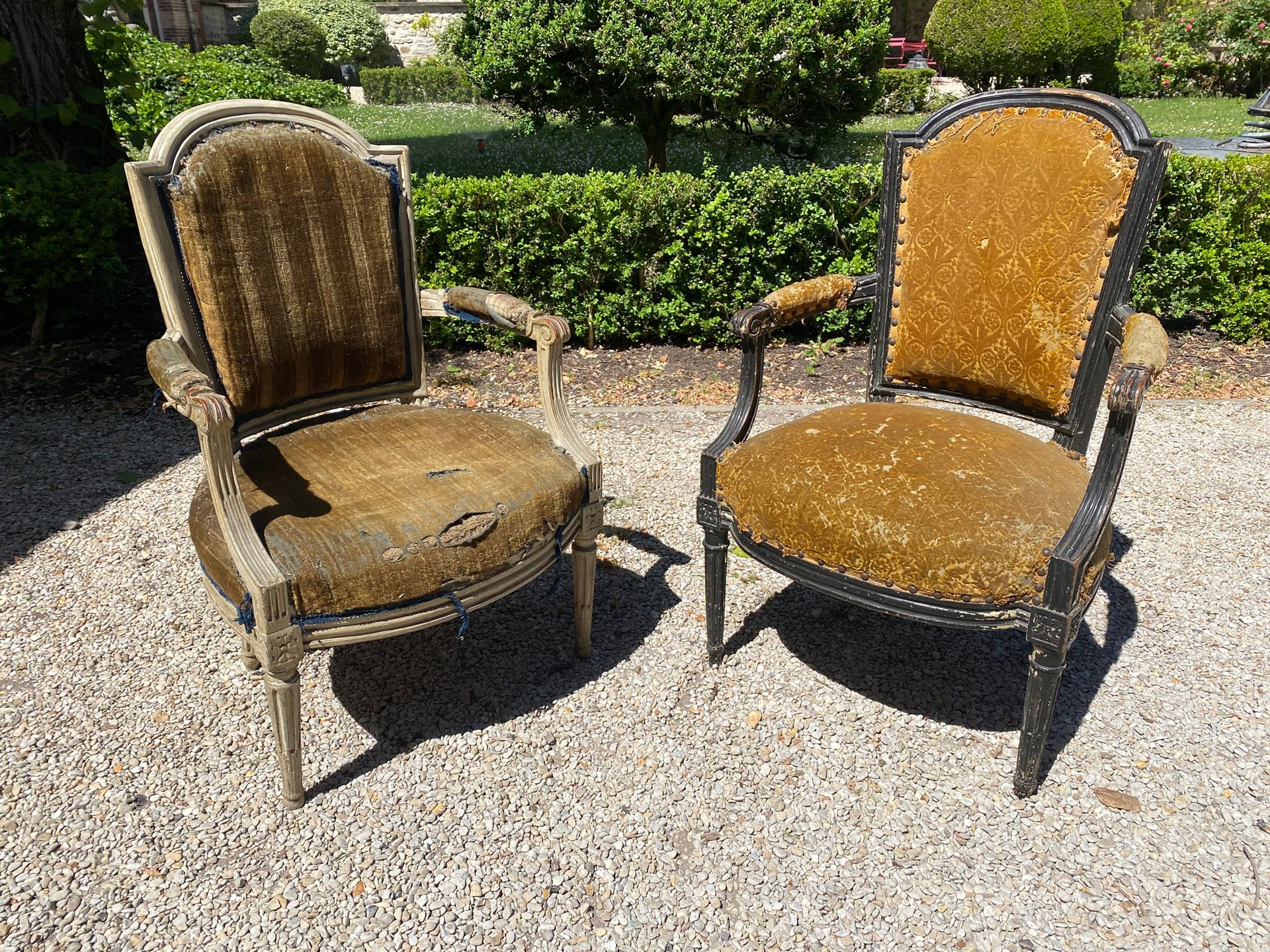 Null 两把灰色和黑色重漆木质的沙发椅，放在四个凹槽腿上。 一枚由Nadal l'Ainé为Jean René Nadal盖章，他是1756年收到的橱柜制造商&hellip;