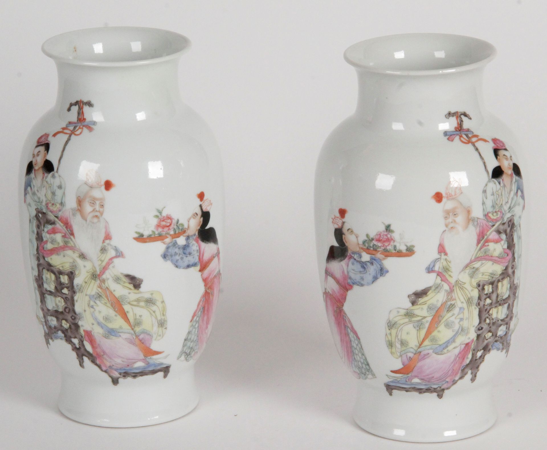 Null 中国，洪宪时期（1915-1916） 一对粉彩瓷瓶，表现一个智者坐在根椅上，一个女仆给他送上一盘牡丹，另一个在他后面。 标有Ju ren tang z&hellip;