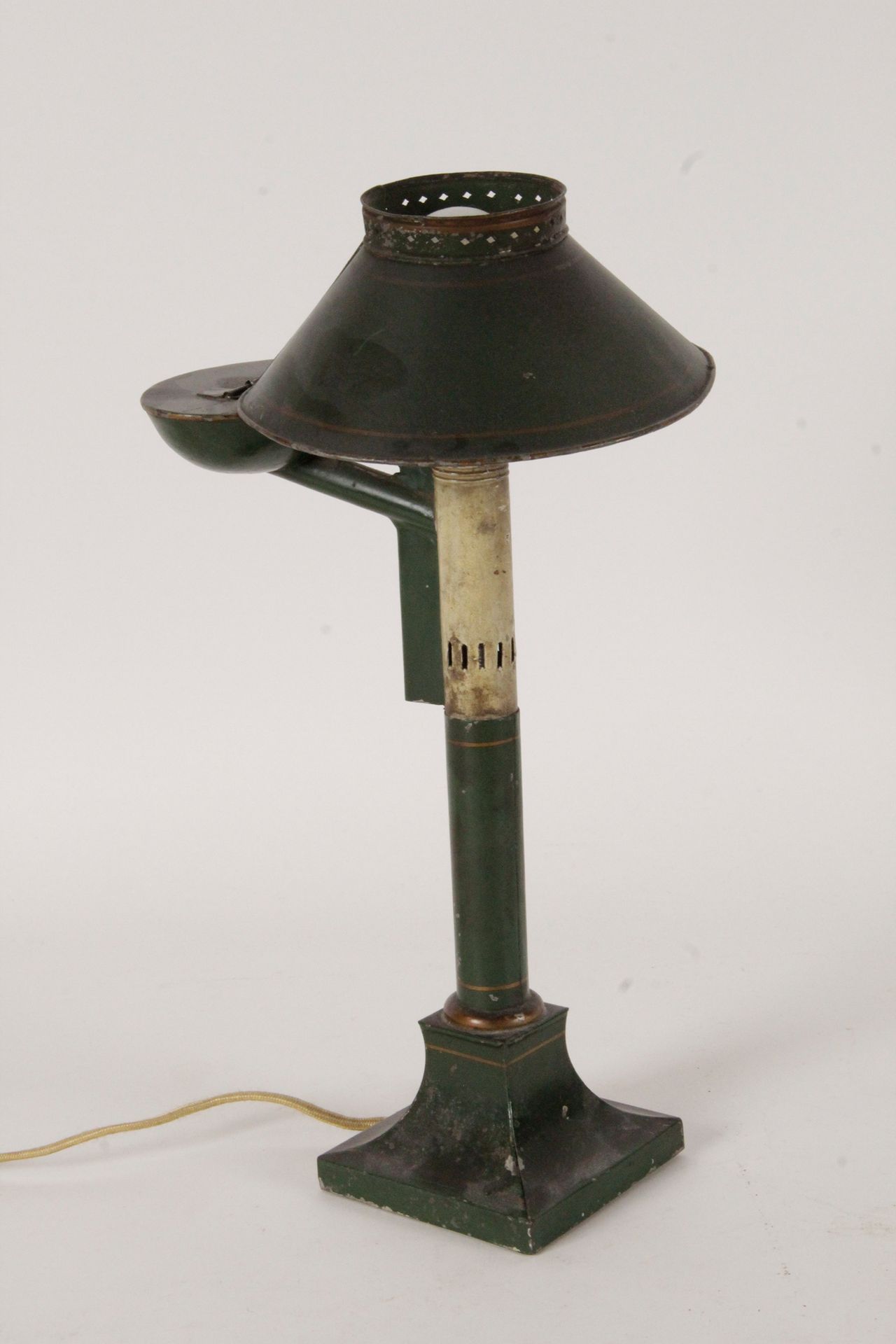 Null QUINQUET-LAMPE: aus grün und cremefarben lackiertem Blech mit vergoldeten F&hellip;