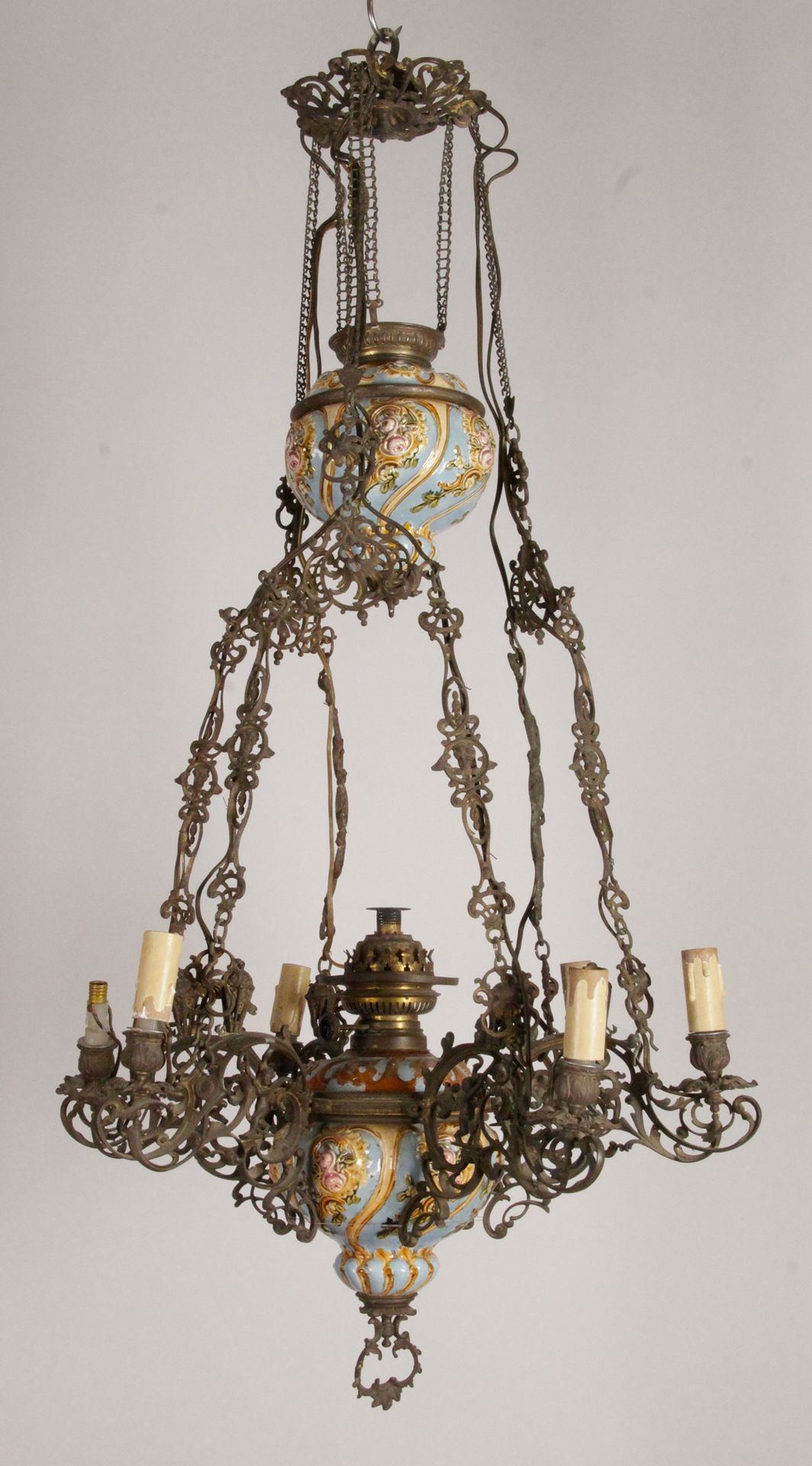 Null 悬空灯，有六个青铜和黄铜臂，上面装饰着叶子和小天使。多色陶瓷罐和配重，有花和叶子。可调整高度。 年代：19世纪末或20世纪初 高：105 x 直径：5&hellip;