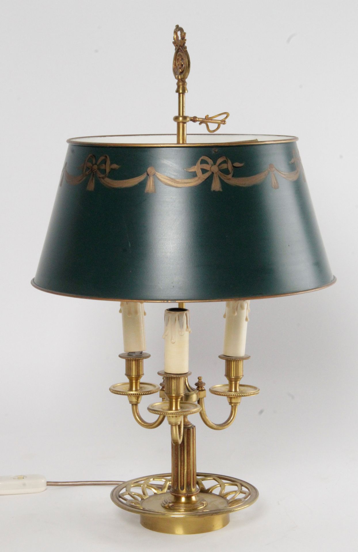 Null 路易十六风格的三臂黄铜和带凹槽的青铜BOUILLOTTE灯，上面有珍珠的楣子，加德鲁斯和笛子。绿色漆面金属板灯罩，镀金装饰 高57厘米，直径35厘米