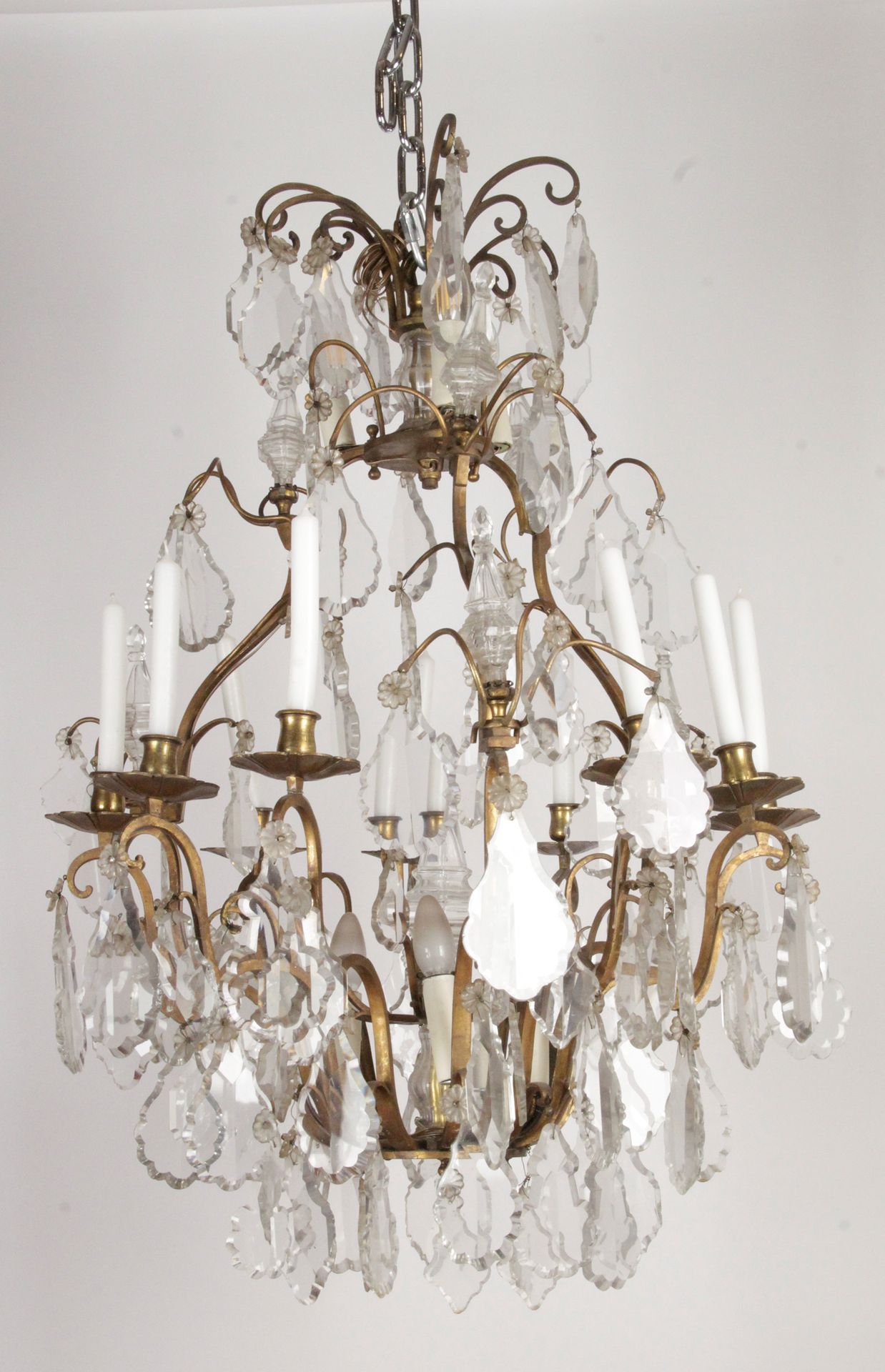 Null 一个重要的玻璃和水晶吊灯，带有匕首和玫瑰花，青铜和黄铜支架，有九个灯。 年代：18世纪和20世纪初风格 高：95 x 直径：75厘米（小事故和缺失的部&hellip;