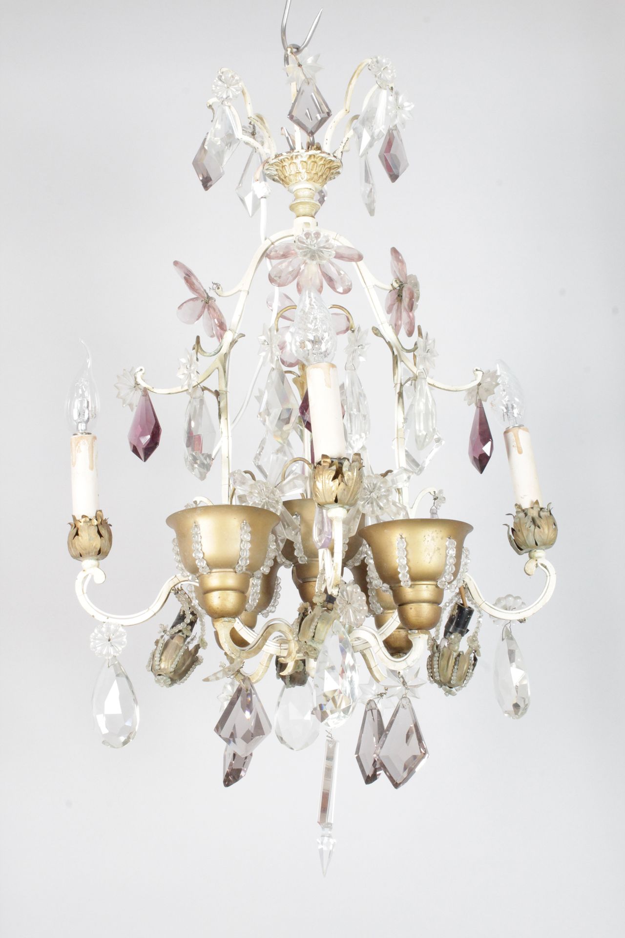 Null 一个镀金和涂漆的金属笼形吊灯，有四个灯臂，装饰有吊坠、花朵、花环和白色和彩色玻璃的珠子。1950年左右（小姐和事故）高：75 x 直径：50厘米