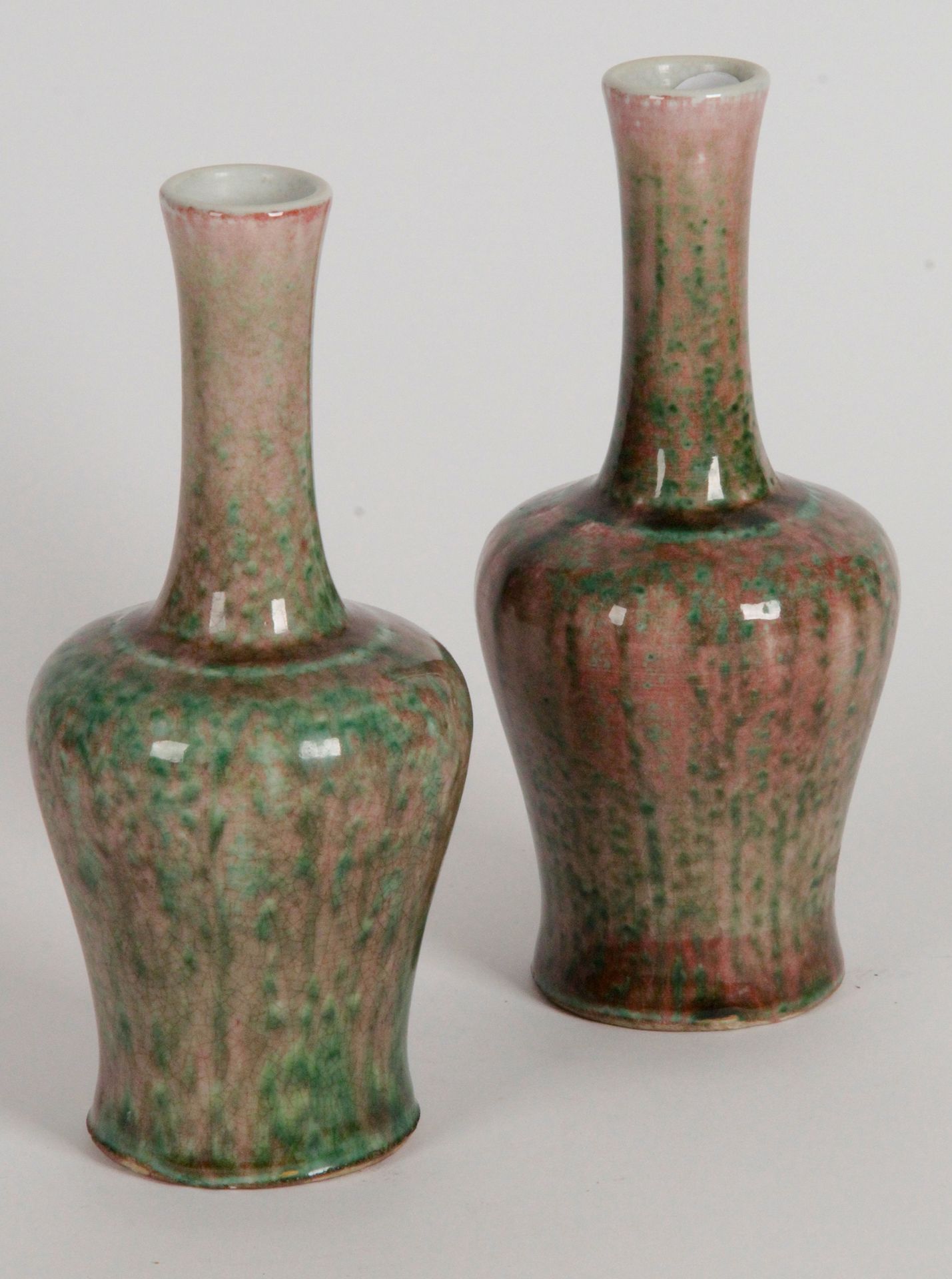 中国 一对小瓷瓶，长颈宽肩，姚岭尊型，"桃皮 "背景上的绿色斑点釉。底部有乾隆款。高23,5厘米。