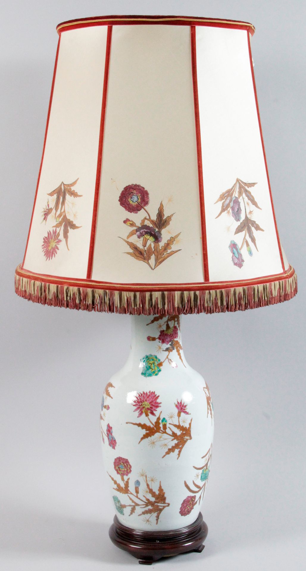 Null 一个大型的中国瓷器灯，共和国后期或毛泽东时代，装饰有花和树枝。高：45，不含底座。底部被电击穿。彩绘丝绸灯罩（事故） 专家：Cabinet Ansas&hellip;