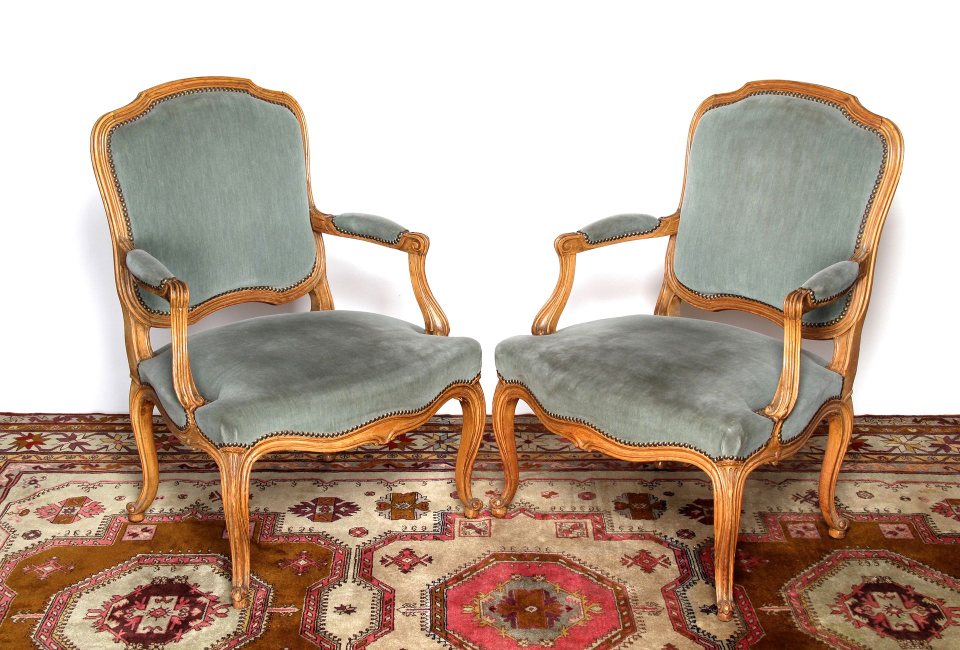 Null Pair of Louis XV style armchairs, in natural wood, with flat backs, slightl&hellip;