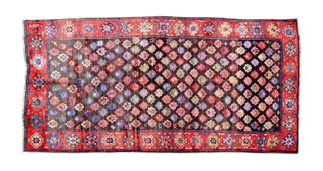 Null 原装和旧卡拉巴赫地毯（高加索，亚美尼亚作品，约1910年）棕色领域，多色花蕾造型的破碎钻石形式。 大的珊瑚边框，有几何风格的和多色的狼蛛 羊毛基础上的&hellip;