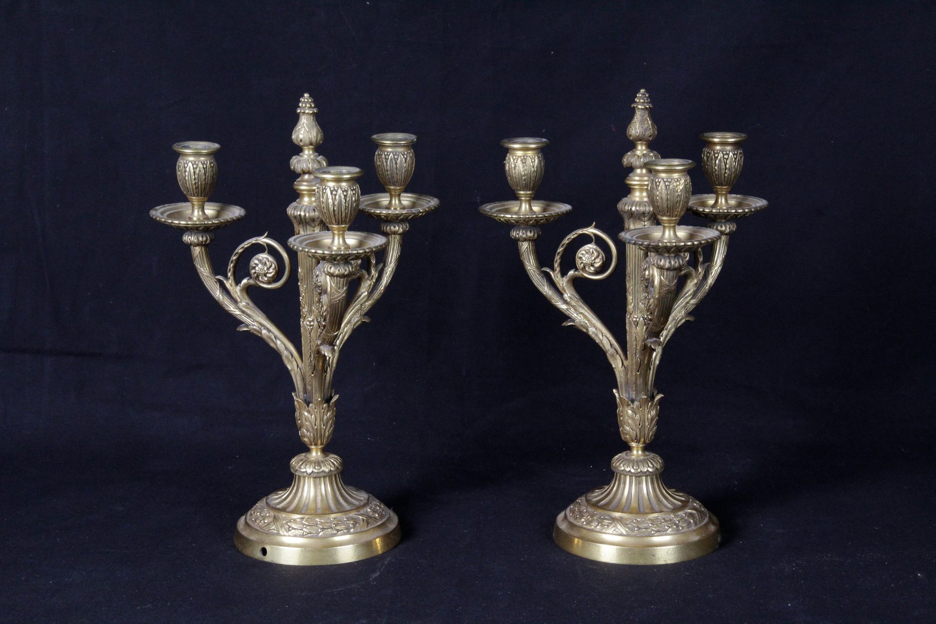 Null Ein Paar Kandelaber im Stil von Louis XVI mit drei Lichtarmen aus geschnitz&hellip;