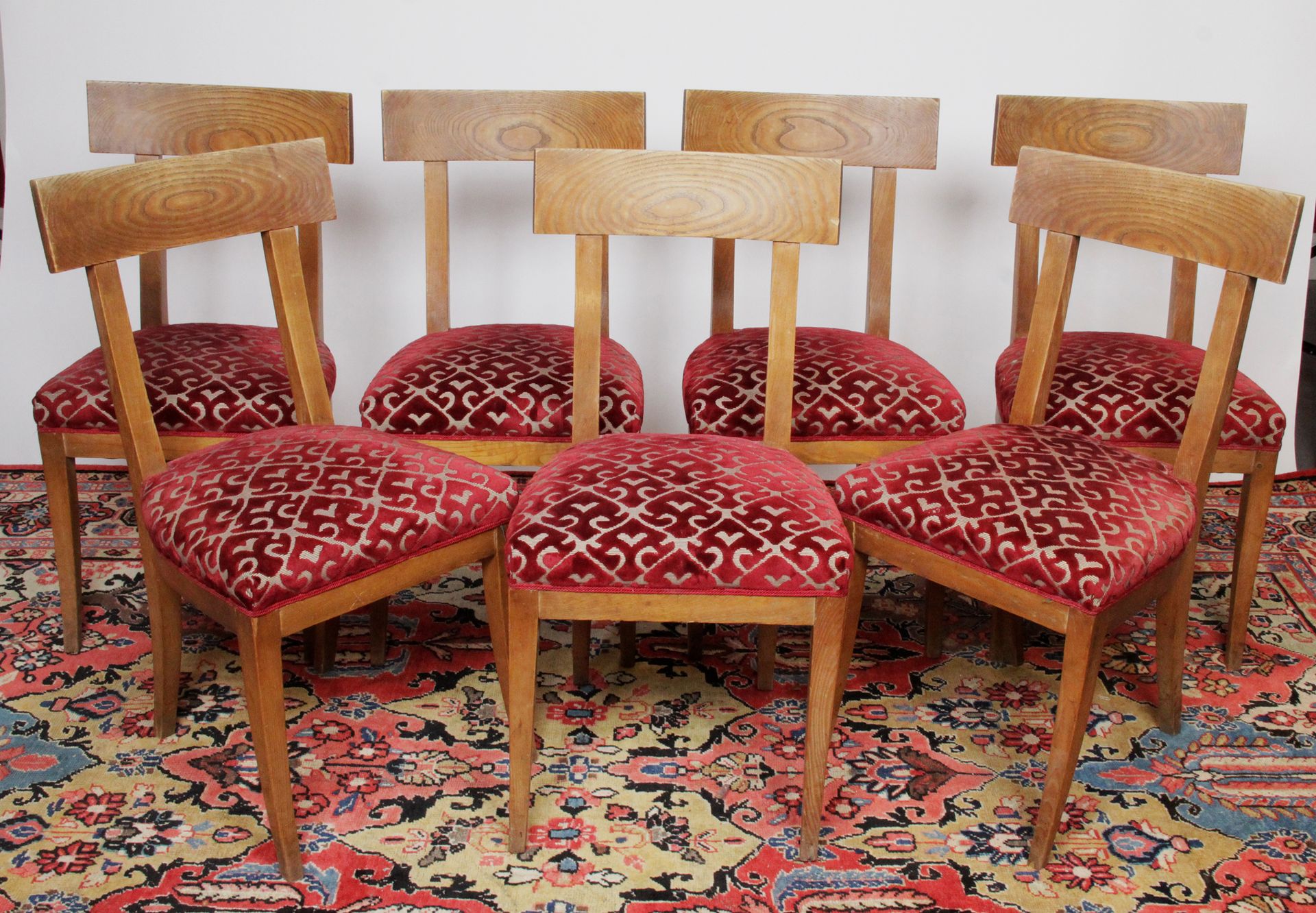 Null Eine Folge von acht Stühlen aus natürlichem Holz mit Bandrücken. Sie stehen&hellip;