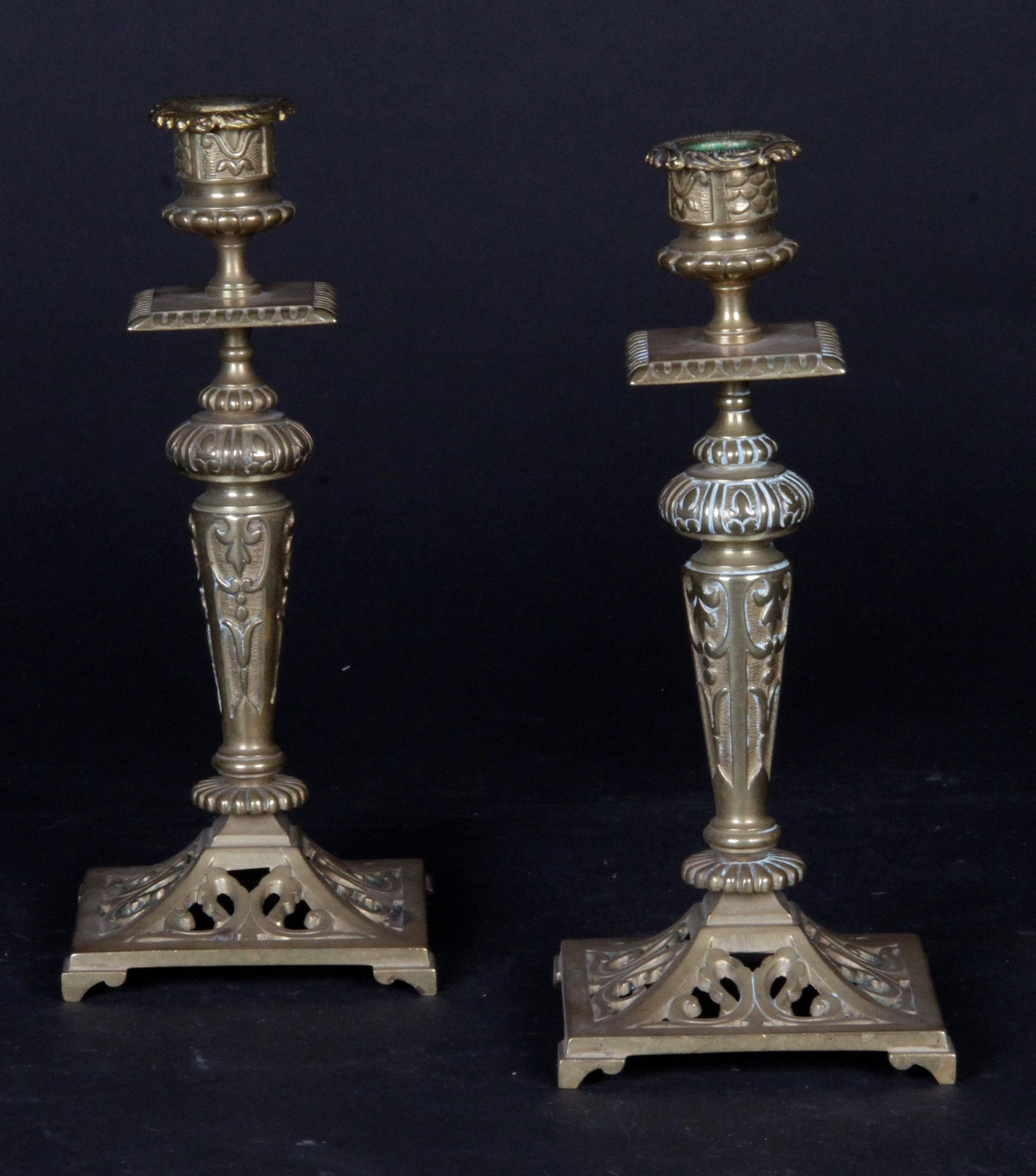 Null 一对文艺复兴风格的青铜烛台，站在一个方形的穿孔底座上，装饰有叶状卷轴，高。25厘米（灯芯是连着的，轴线略微偏离）。