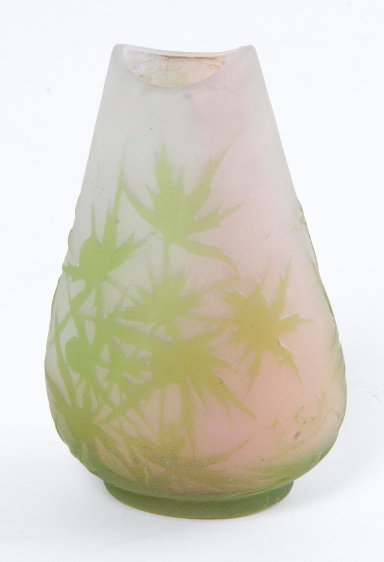 Null 酸蚀玻璃小花瓶，粉色乳白背景上的绿叶装饰，署名E.Gallé，高11厘米（状况良好，略有磨损）