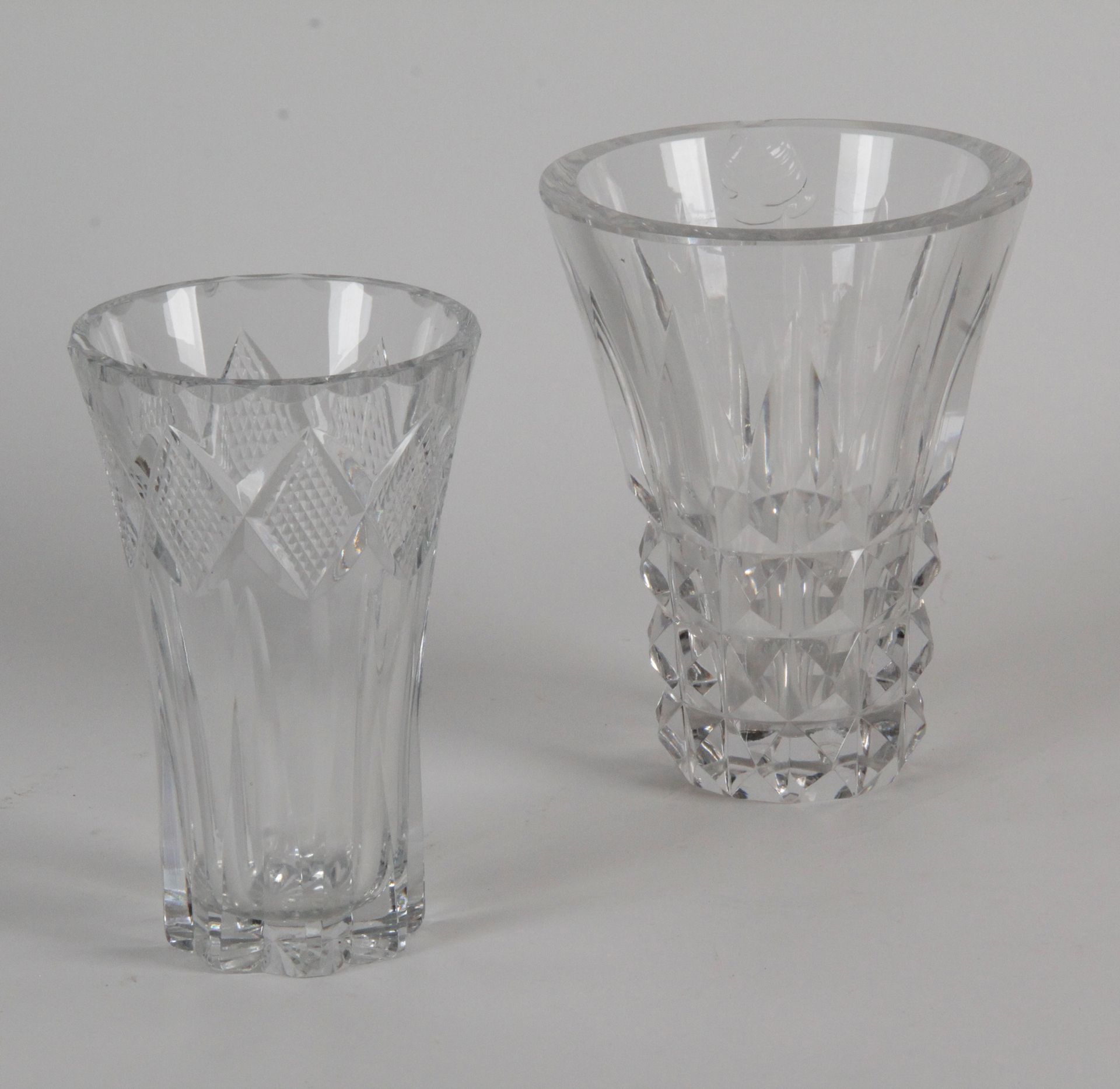 Null 圣路易：一个钻石切割的水晶花瓶。 高：21厘米（重要芯片）。 一个波西米亚水晶花瓶（小碎片）。高20厘米。