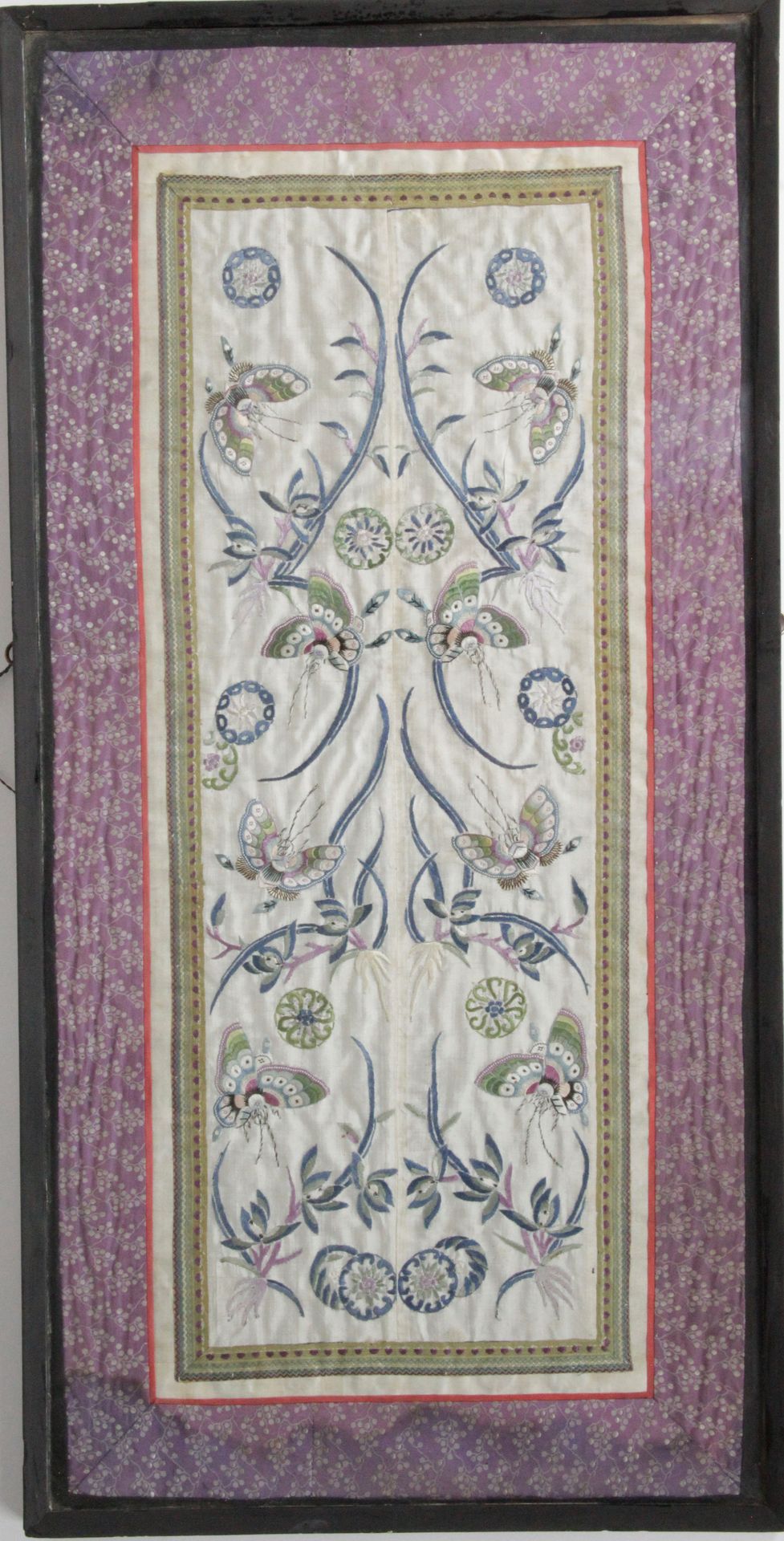 Null 中国，约1900年 奶油色丝质面板上绣有蝴蝶和兰花，周围有双重边框，一个是绿色背景，另一个是淡紫色背景（有少量污垢，在玻璃下装框） 总尺寸60,8 x&hellip;
