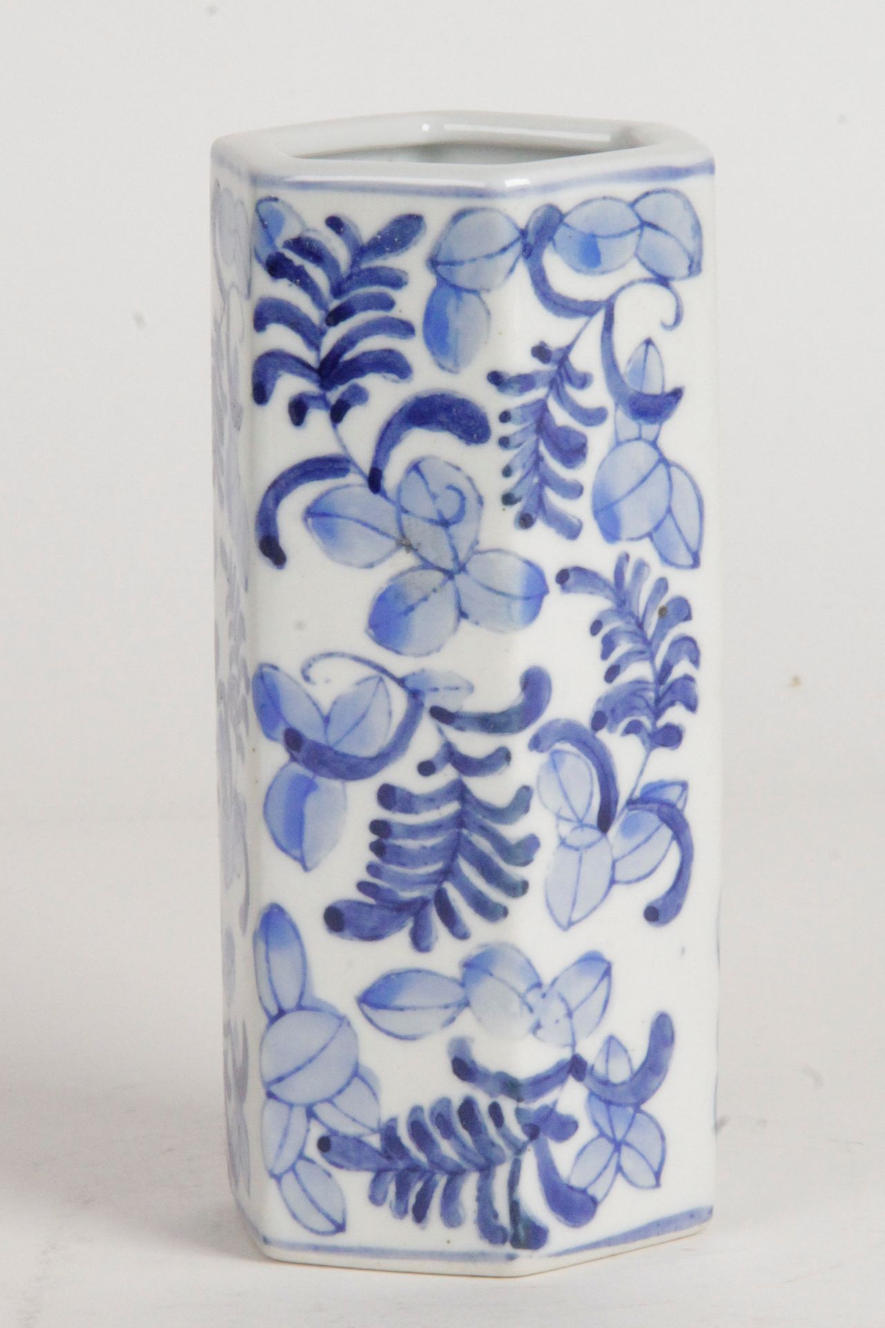 Null CHINA, 20th CENTURY Small hexagonal brush holder in blue-white porcelain wi&hellip;