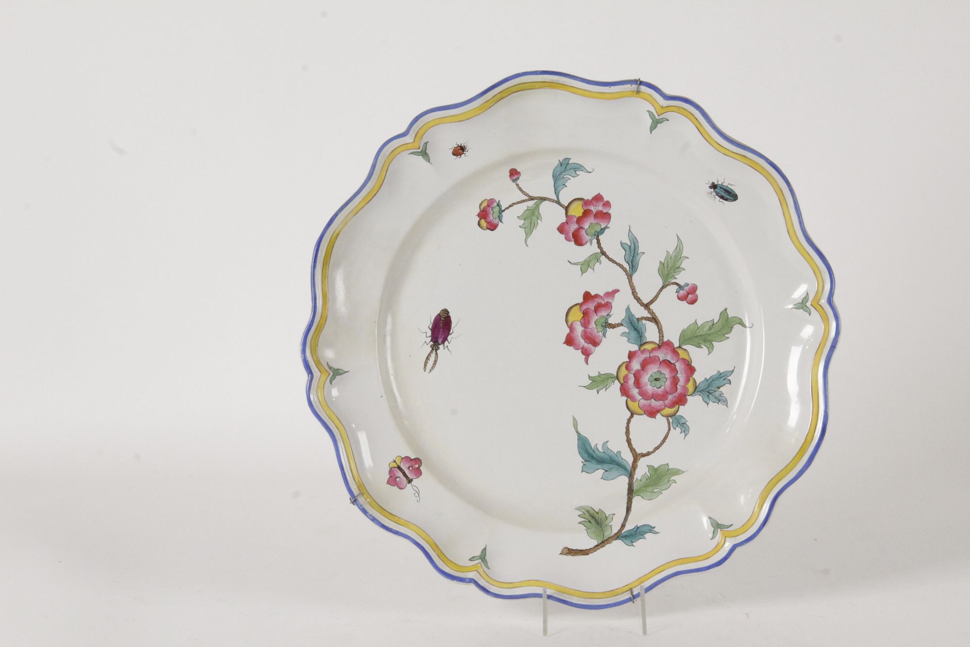 Null GALLE A NANCY: 大型陶器盘，装饰有鱼片轮廓，叶子和花朵，昆虫和蝴蝶，背面有 "Gallé à Nancy "的签名和蓝色的印章。