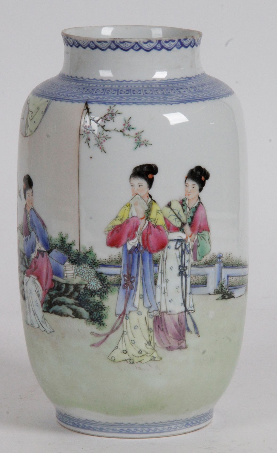 Null 中国, 共和国时期 (1912-1949) 瓷器和珐琅彩花瓶，装饰有花园里的三个年轻女子和一首书法诗，颈部、肩部和脚跟勾勒出蓝色珐琅彩的几何图形。底座&hellip;
