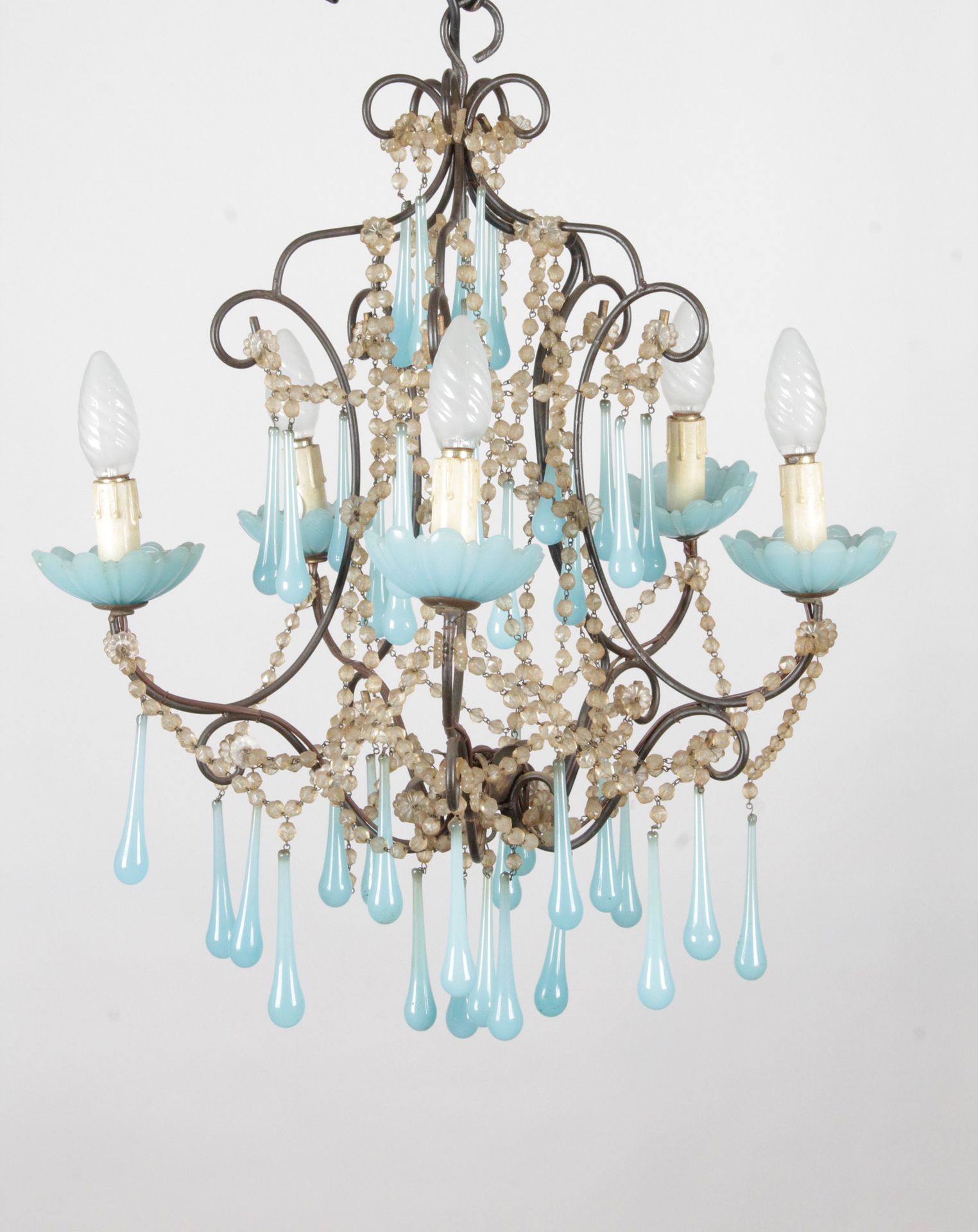 Null 小笼灯，有五个灯臂，装饰有玻璃珠花环，波贝斯和蓝色乳白玻璃的吊坠。尺寸：高：62 x 深：50厘米。