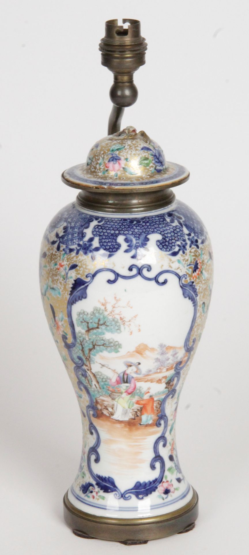 Null 中国，印度公司，18世纪。釉里红、粉彩和金彩装饰的小型有盖瓷瓶，被称为 "文华调色板"，表现了花卉背景上的卡通人物的动画场景。(安装成一盏灯，穿孔的底&hellip;