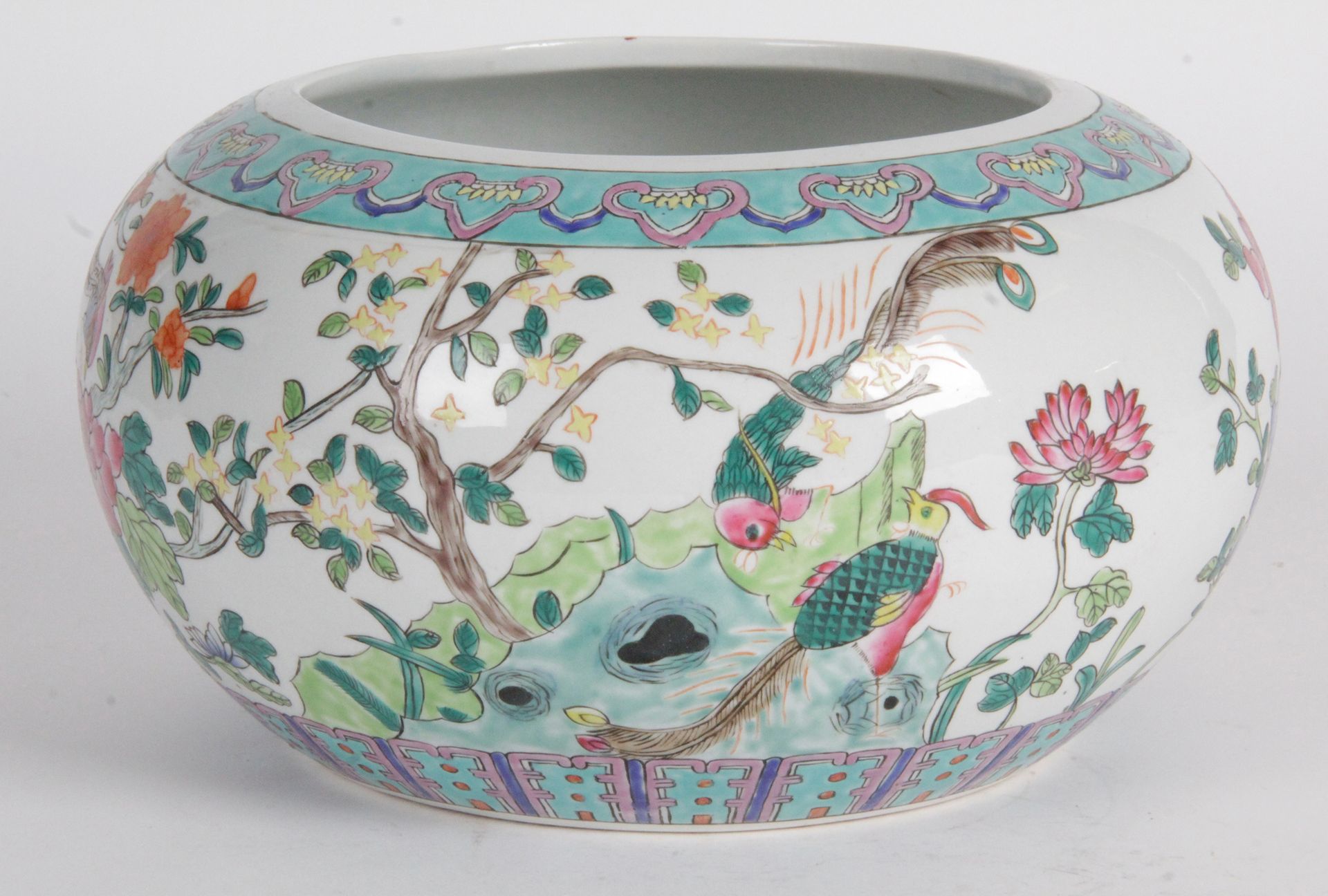 Null 中国，20世纪初 大瓷器和多色珐琅彩洗刷碗，粉彩风格，装饰着岩石和花朵中的一对凤凰和孔雀，底部和开口突出了绿松石背景上的风格化莲花瓣和如意头。底部有伪&hellip;