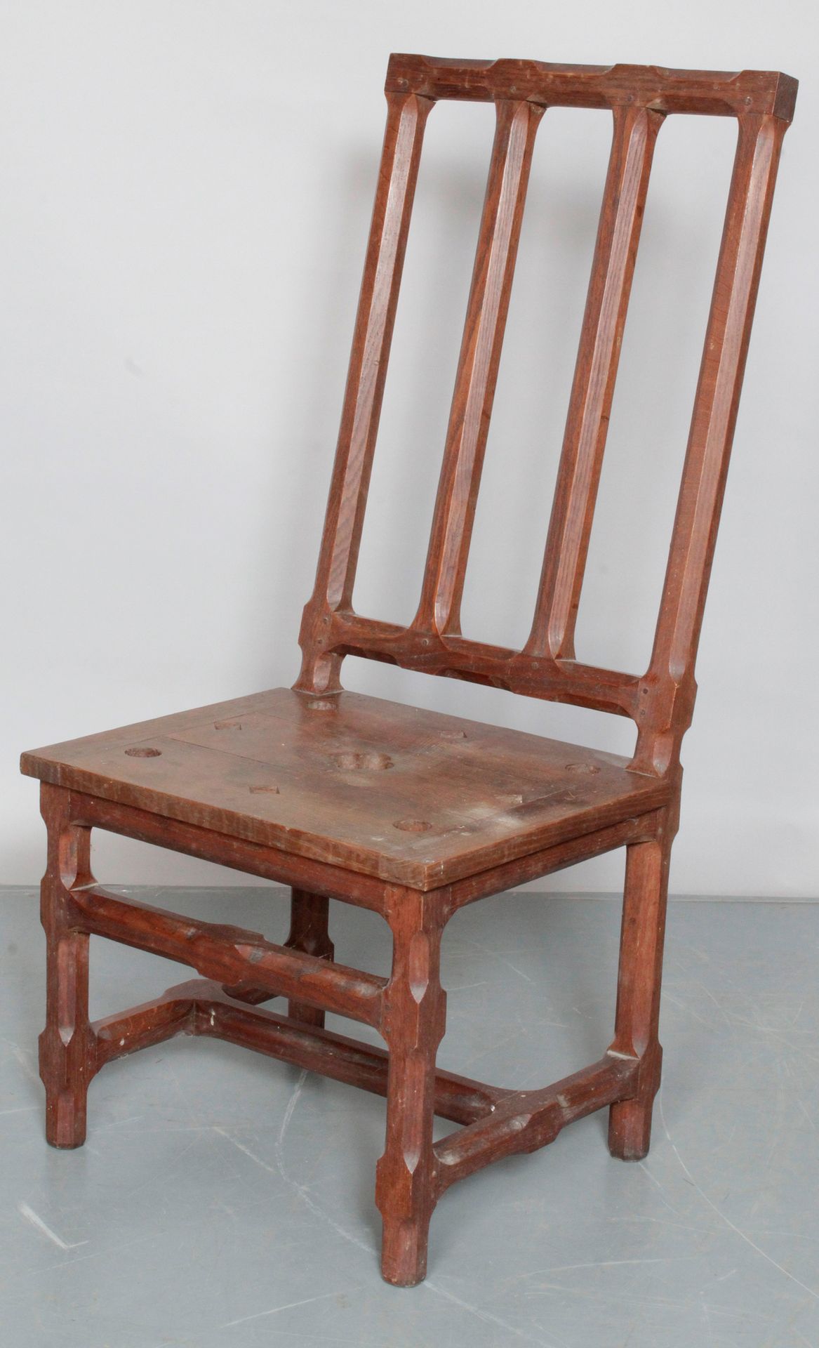 Null 橡木椅，高背上有镂空的几何图案，由一个H型支架连接。 19世纪的作品。高：117 x 宽：55 x 深：45厘米