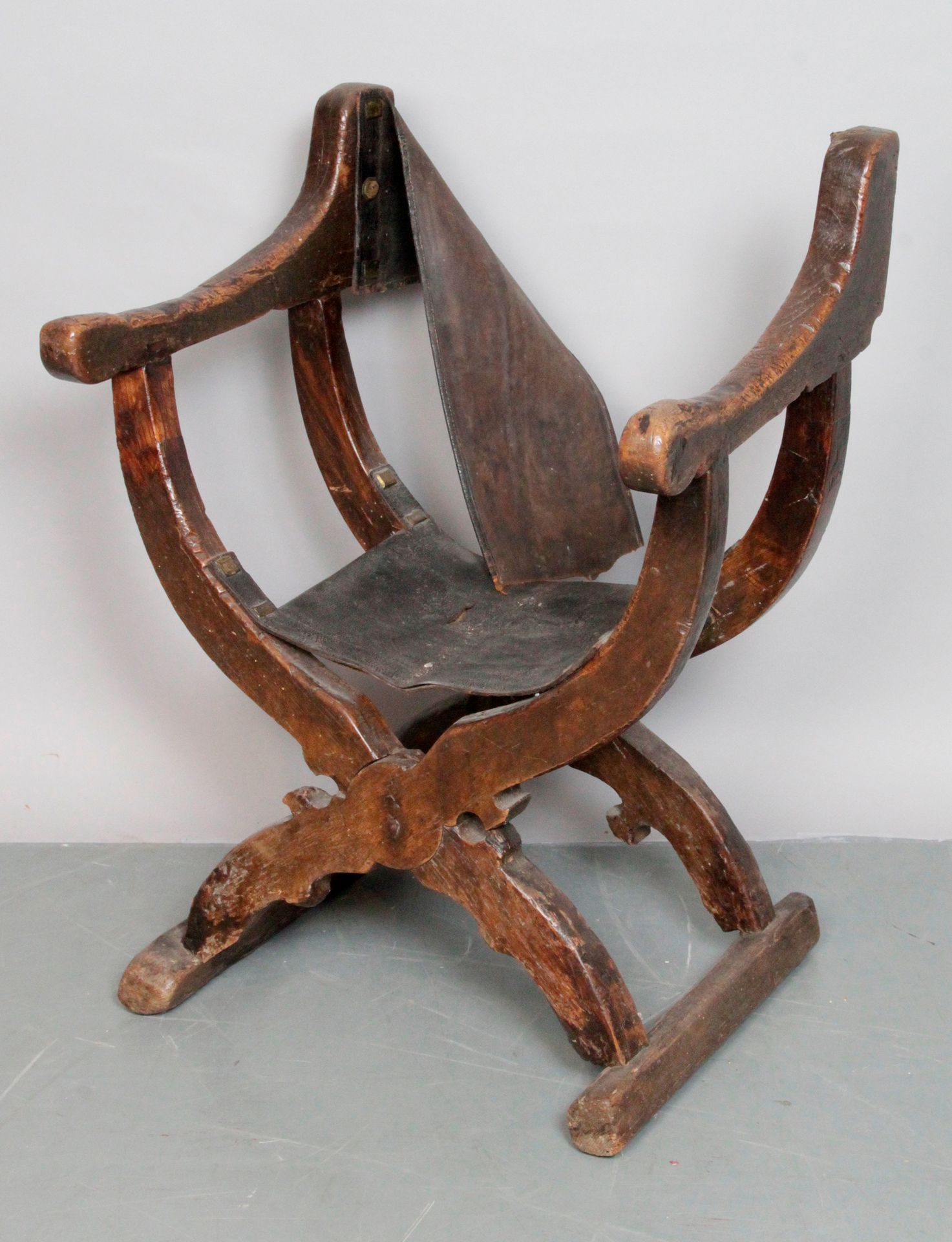 Null 天然木质沙发椅，座椅和椅背为铆钉皮革。(事故) 高：96 x 宽：70 x 深，83厘米