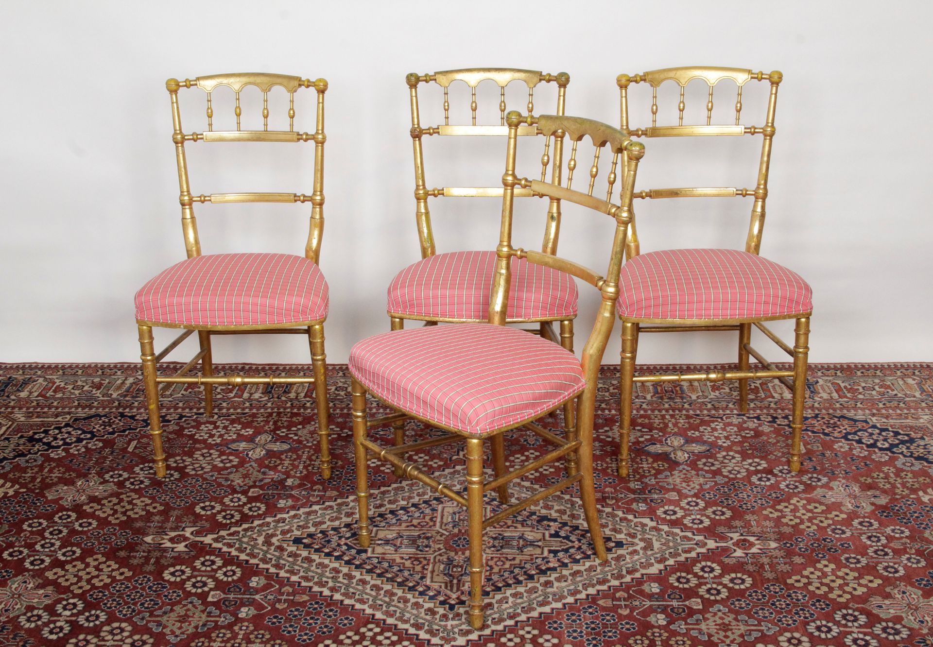 Null 一套四把拿破仑三世时期的鎏金木音乐椅，镂空的椅背上有杆和栏杆。他们用锥形和环形的腿站立。尺寸：高：86 x 宽：43 x 深：38厘米（小事故和缺失的&hellip;