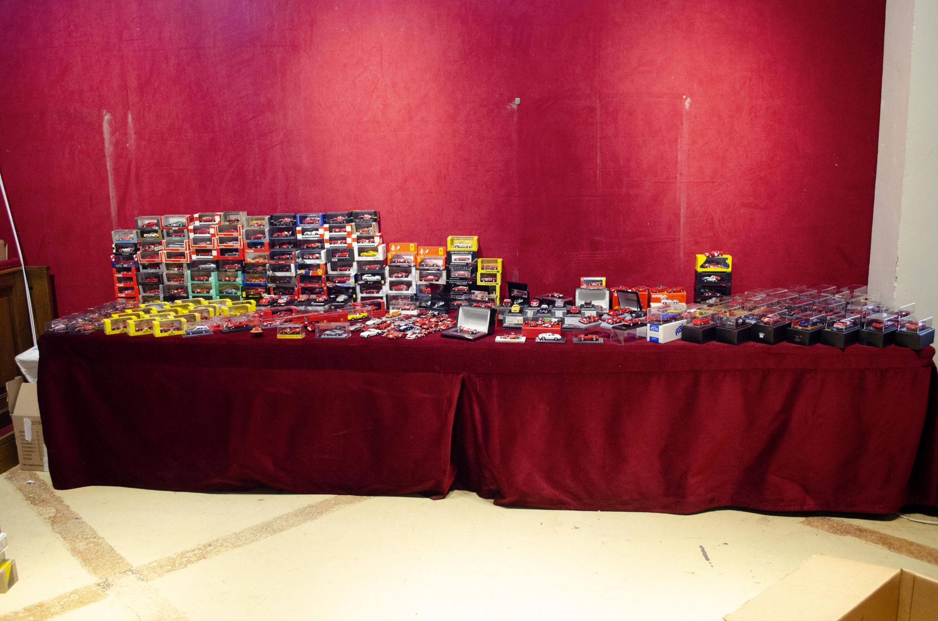 Collection de plus de 350 miniatures Ferrari de divers marques Colección de más &hellip;