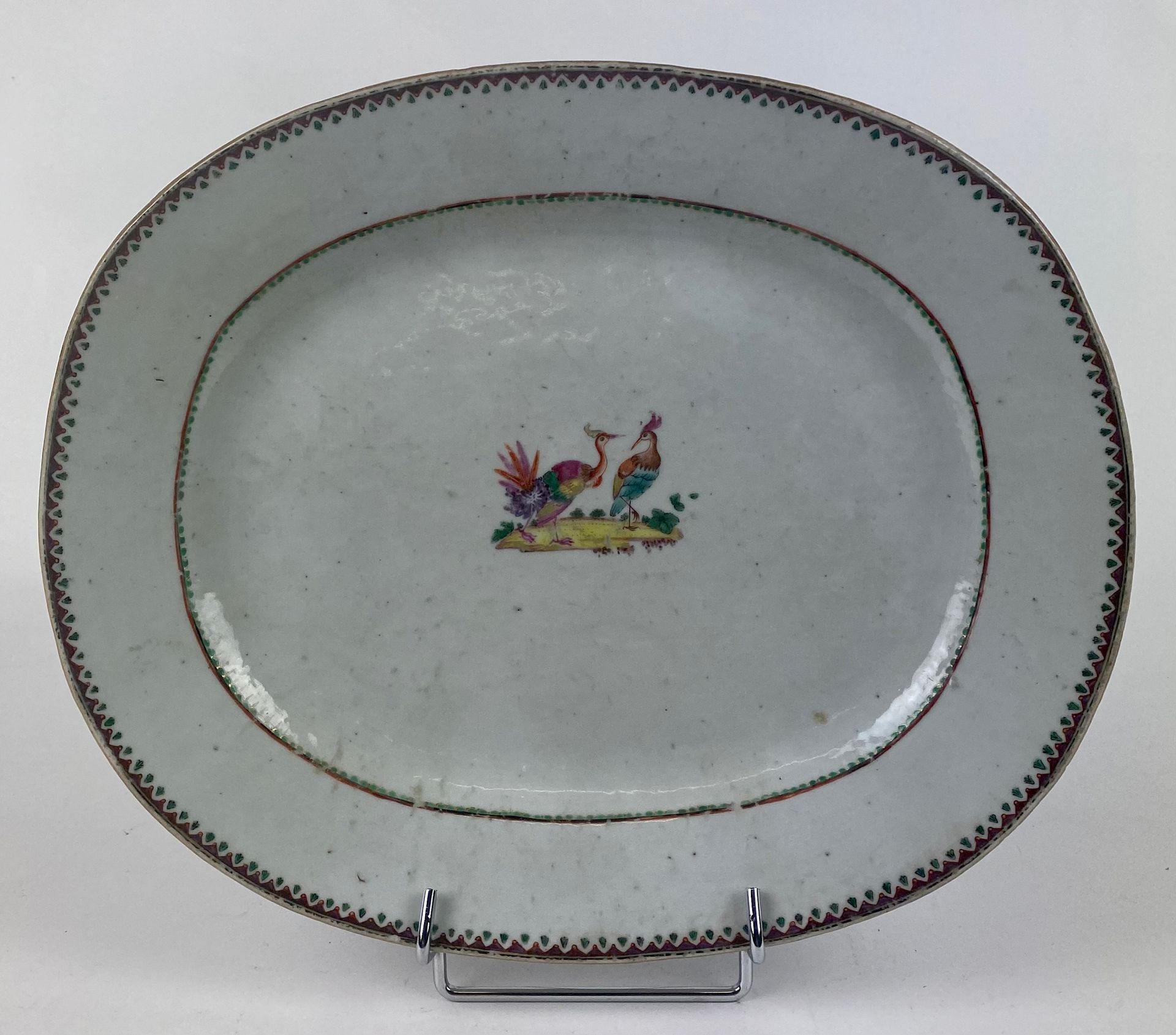 Null COMPAGNIE DES INDES 椭圆形白瓷盘，上面有一对苍鹭的珐琅彩装饰，边框是仿蕾丝的。 18世纪。25 x 30,5厘米（小缺口）。