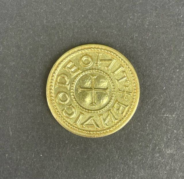 Null 比利时（王国）为秃头查尔斯制作的迪南特卡洛林式银币的750金复制品。重量：10.1克